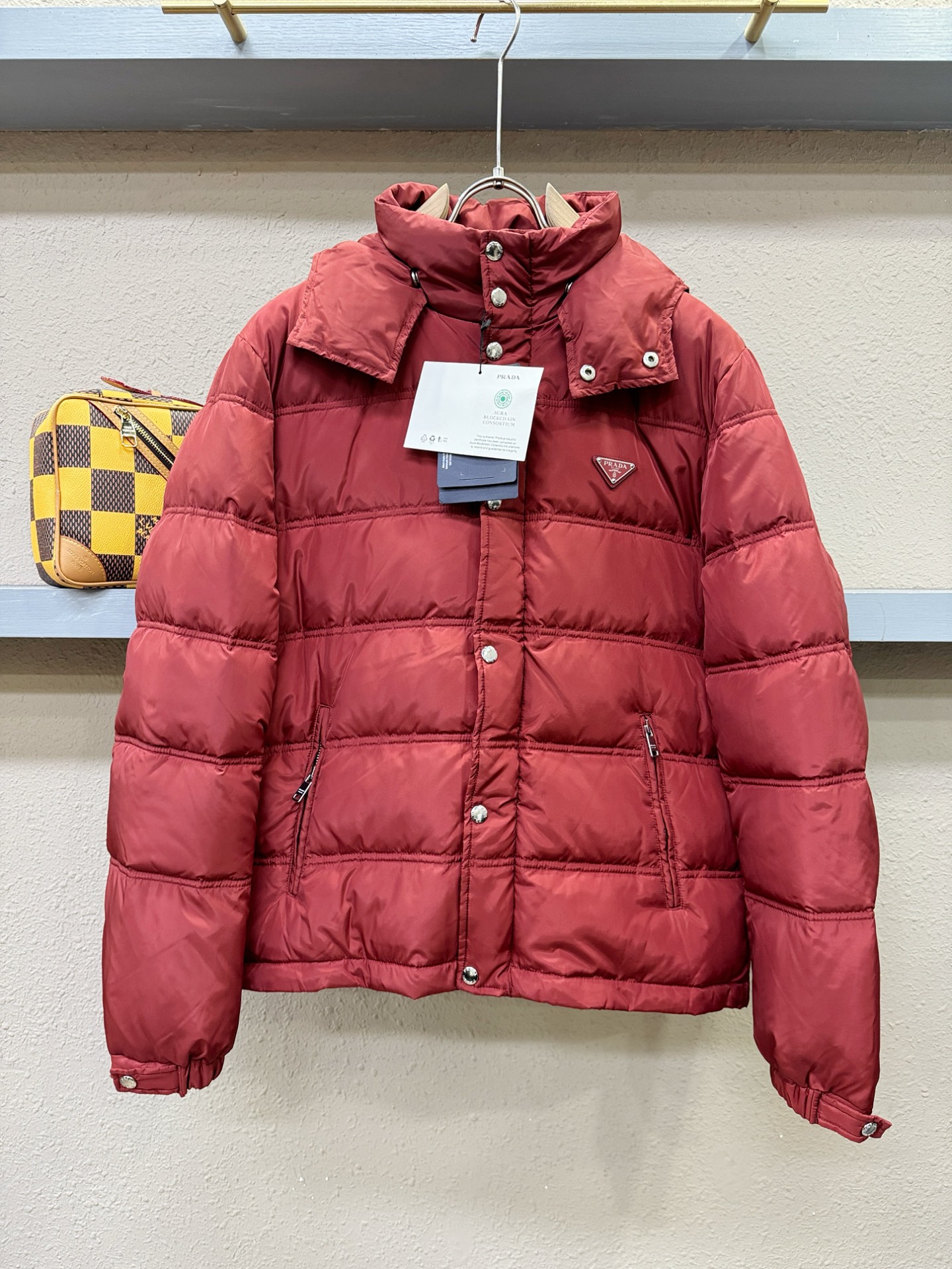 PRADA 普拉达 2025新款羽绒服，秀场新品，品相非常完美，专柜高科技防水面料，内里90%白鹅绒填充