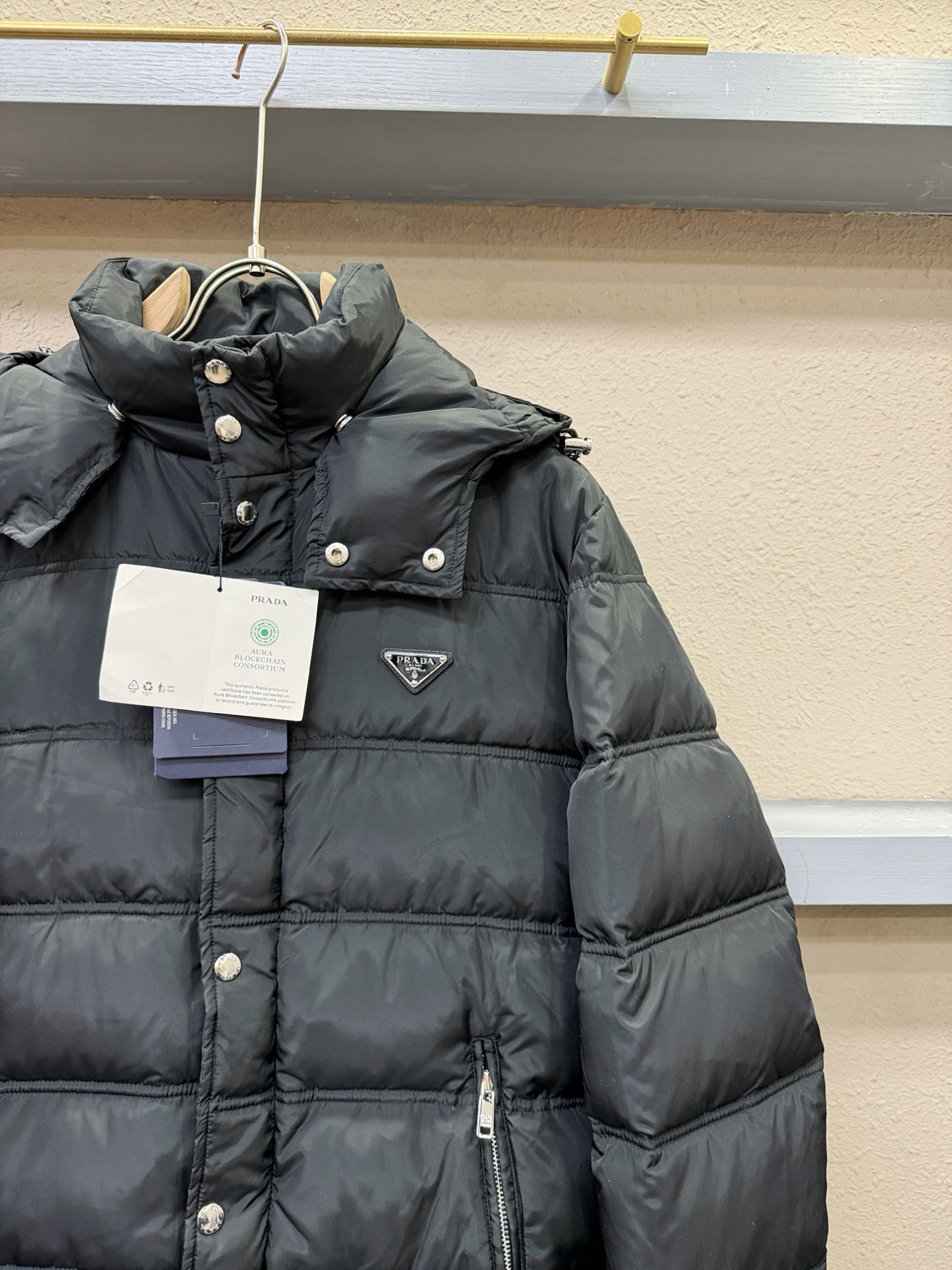 PRADA 普拉达 2025新款羽绒服，秀场新品，品相非常完美，专柜高科技防水面料，内里90%白鹅绒填充