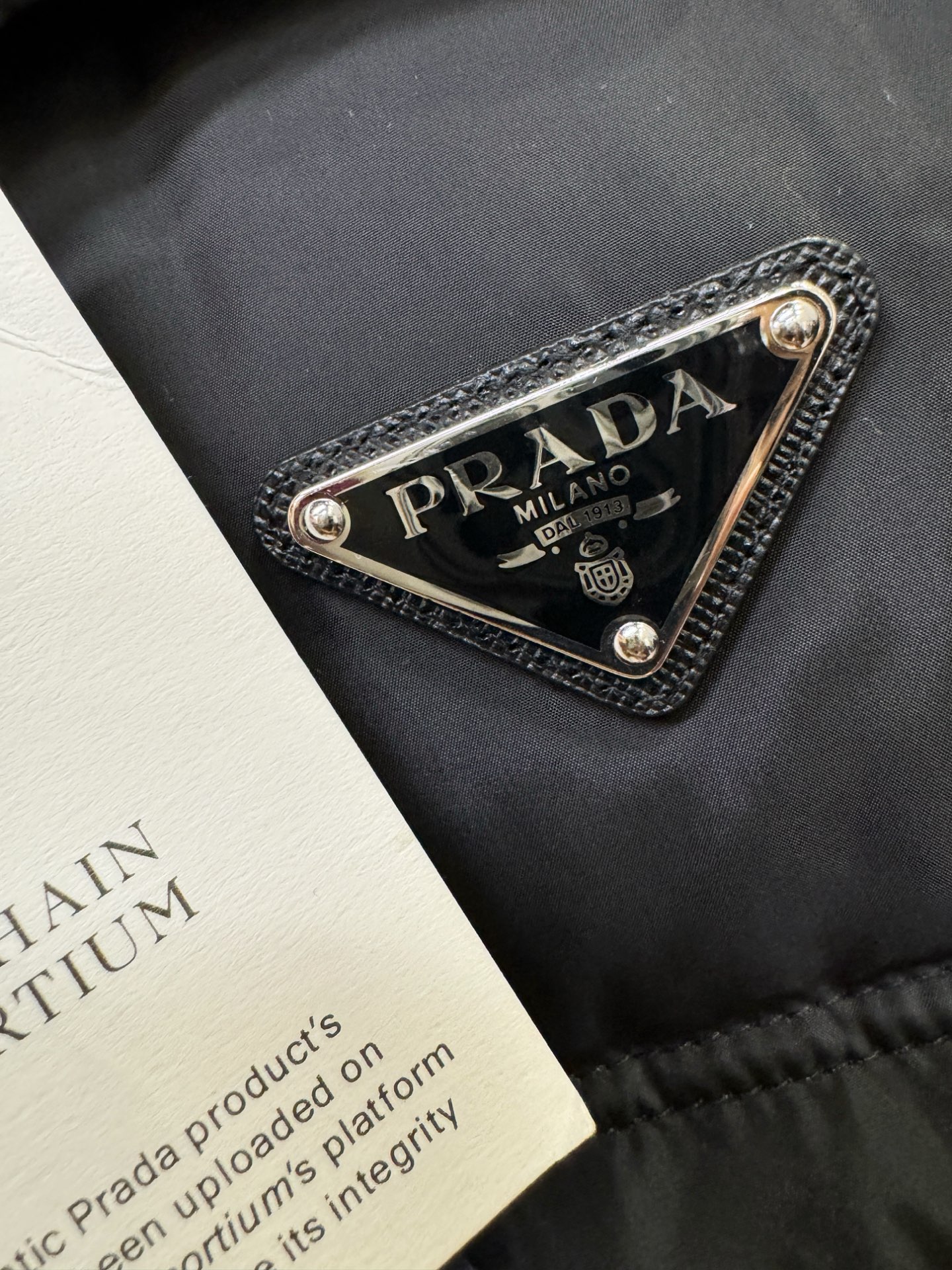 PRADA 普拉达 2025新款羽绒服，秀场新品，品相非常完美，专柜高科技防水面料，内里90%白鹅绒填充