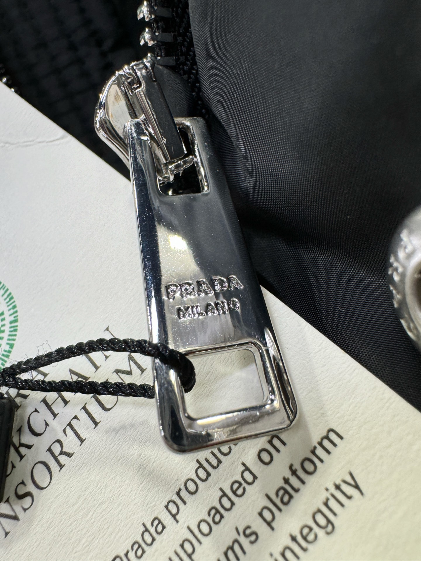 PRADA 普拉达 2025新款羽绒服，秀场新品，品相非常完美，专柜高科技防水面料，内里90%白鹅绒填充