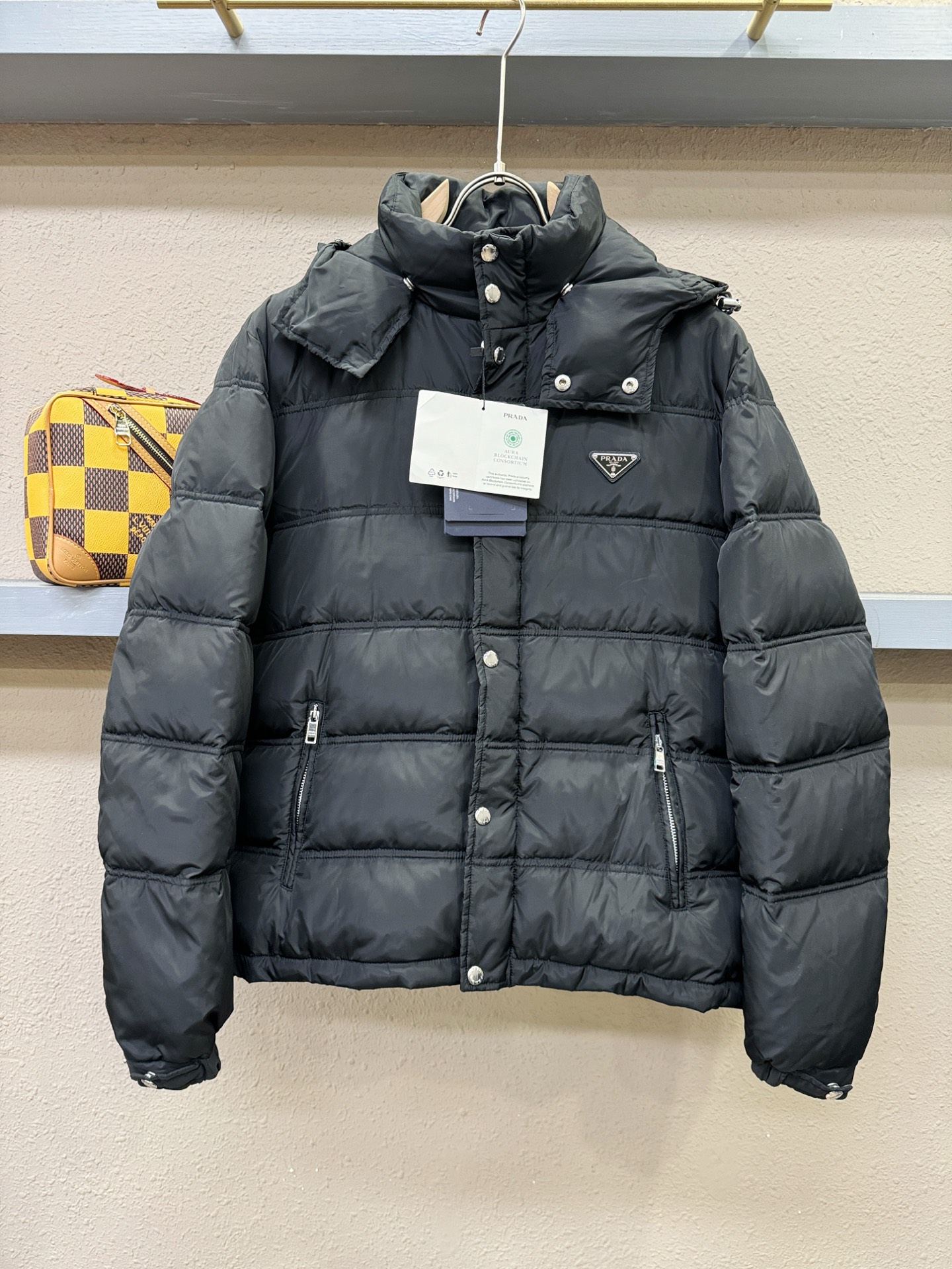 PRADA 普拉达 2025新款羽绒服，秀场新品，品相非常完美，专柜高科技防水面料，内里90%白鹅绒填充