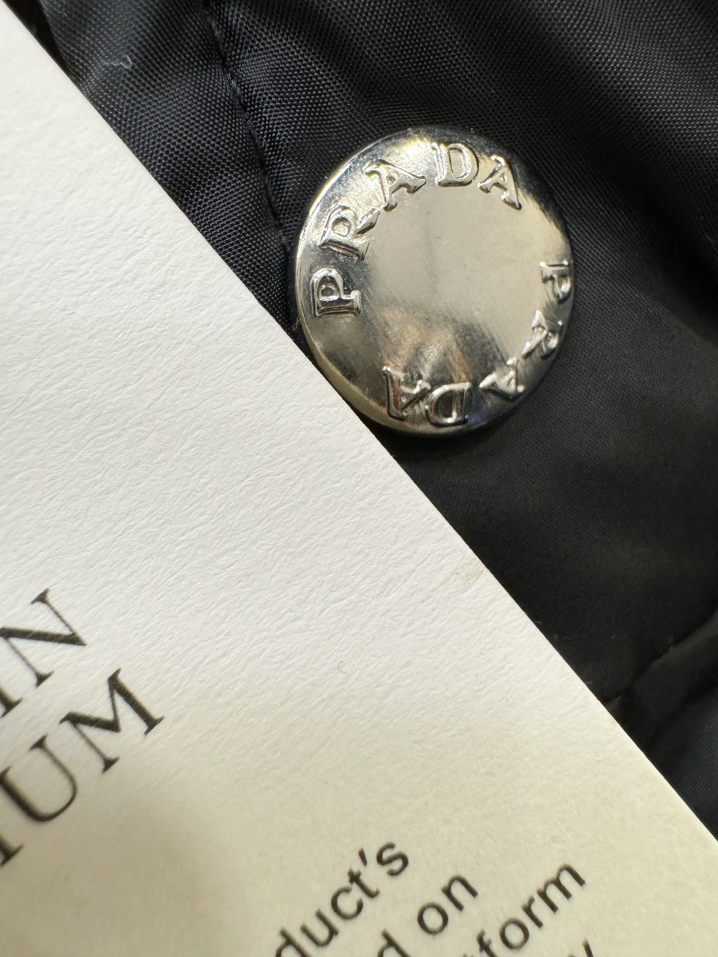 PRADA 普拉达 2025新款羽绒服，秀场新品，品相非常完美，专柜高科技防水面料，内里90%白鹅绒填充