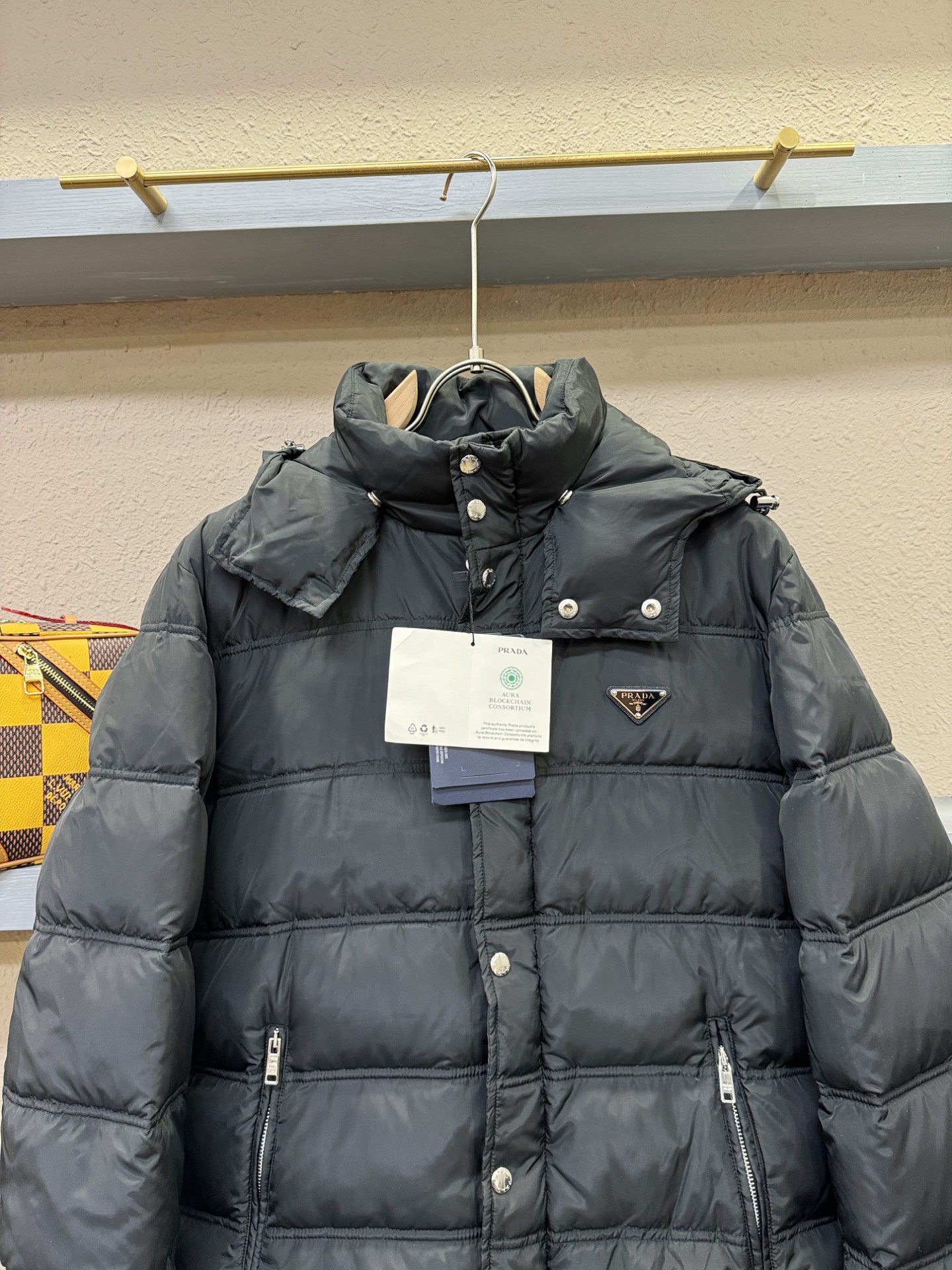 PRADA 普拉达 2025新款羽绒服，秀场新品，品相非常完美，专柜高科技防水面料，内里90%白鹅绒填充