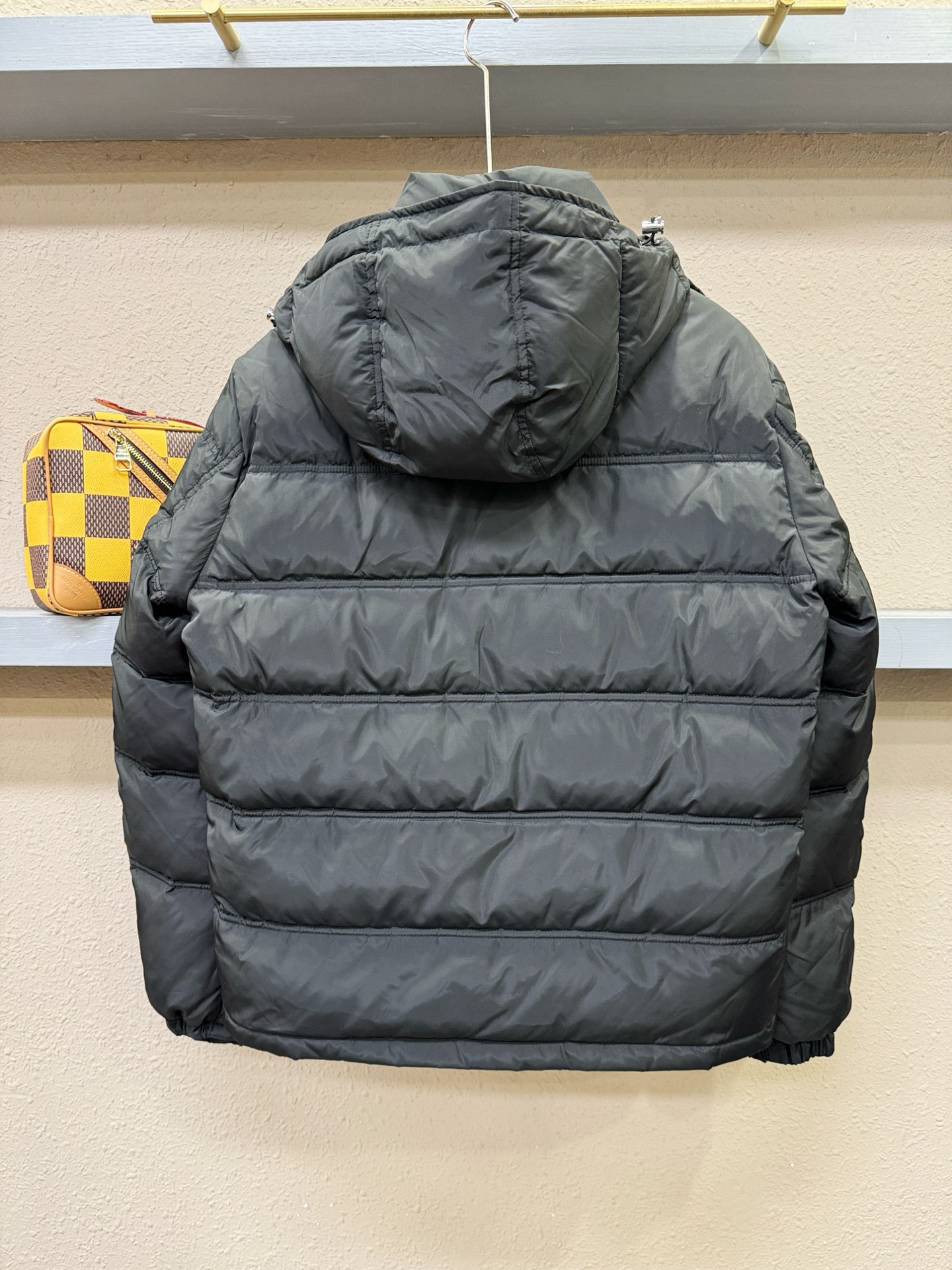 PRADA 普拉达 2025新款羽绒服，秀场新品，品相非常完美，专柜高科技防水面料，内里90%白鹅绒填充