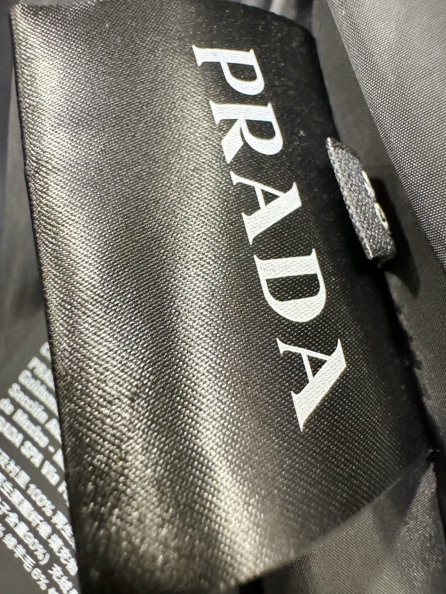 PRADA 普拉达 2025新款羽绒服，秀场新品，品相非常完美，专柜高科技防水面料，内里90%白鹅绒填充