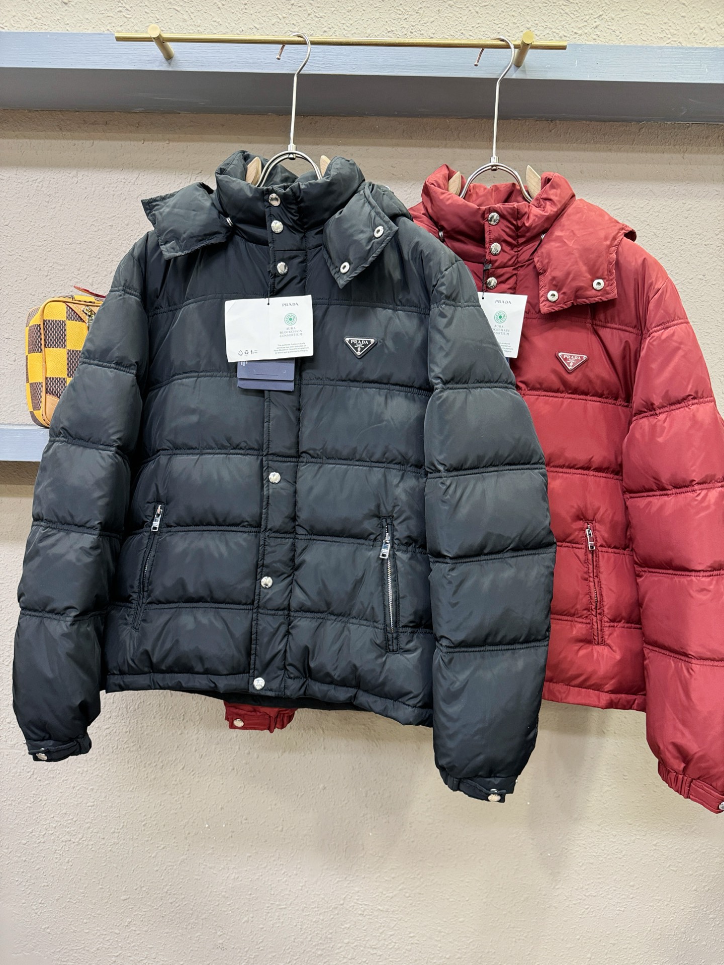 PRADA 普拉达 2025新款羽绒服，秀场新品，品相非常完美，专柜高科技防水面料，内里90%白鹅绒填充