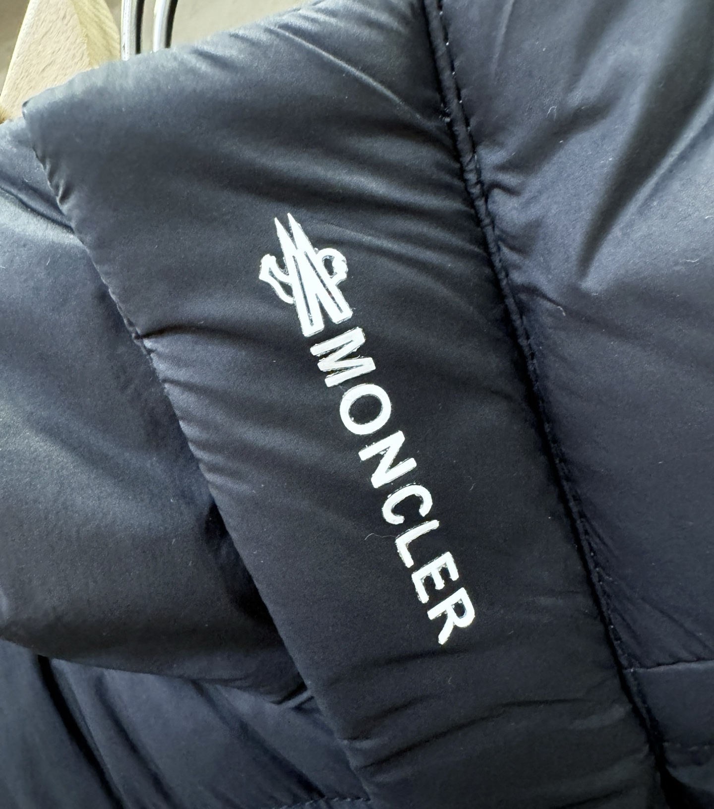 Moncler蒙口 2025新款羽绒马甲，秀场新品，品相非常完美，专柜高科技防水面料，内里90%白鹅绒填