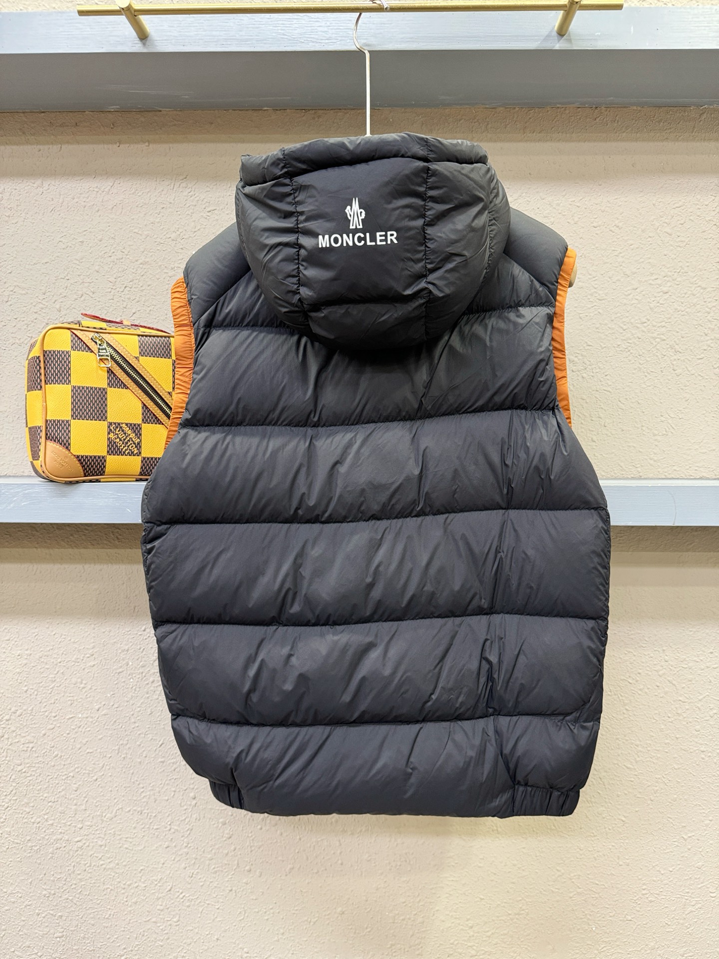 Moncler蒙口 2025新款羽绒马甲，秀场新品，品相非常完美，专柜高科技防水面料，内里90%白鹅绒填