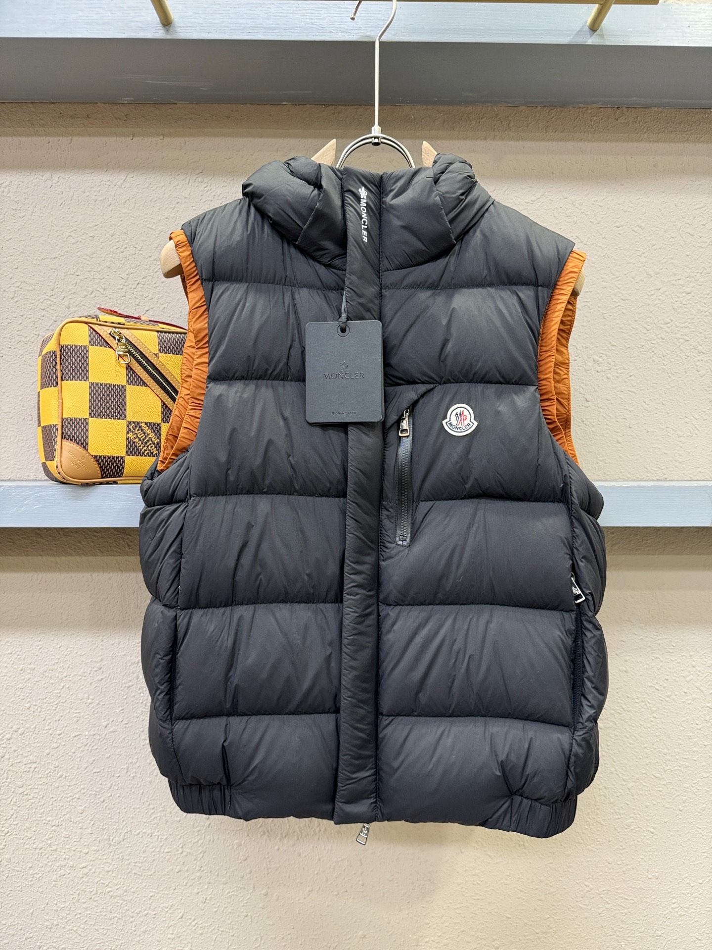 Moncler蒙口 2025新款羽绒马甲，秀场新品，品相非常完美，专柜高科技防水面料，内里90%白鹅绒填