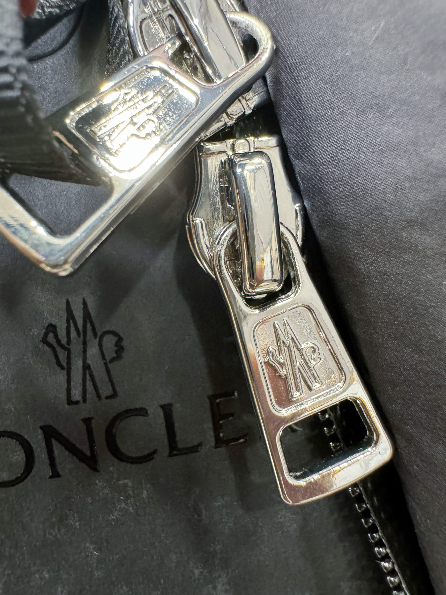 Moncler蒙口 2025新款羽绒马甲，秀场新品，品相非常完美，专柜高科技防水面料，内里90%白鹅绒填