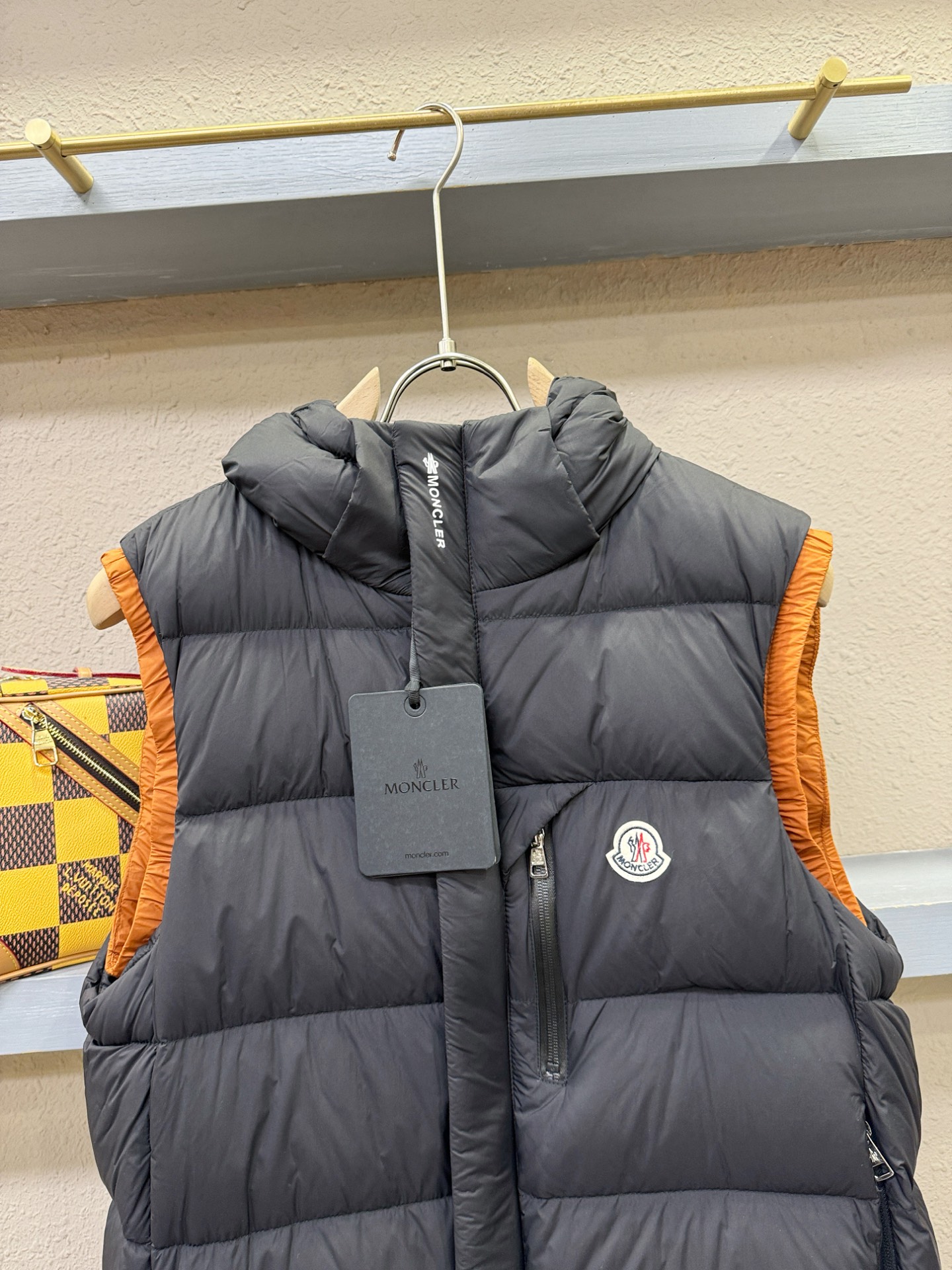 Moncler蒙口 2025新款羽绒马甲，秀场新品，品相非常完美，专柜高科技防水面料，内里90%白鹅绒填