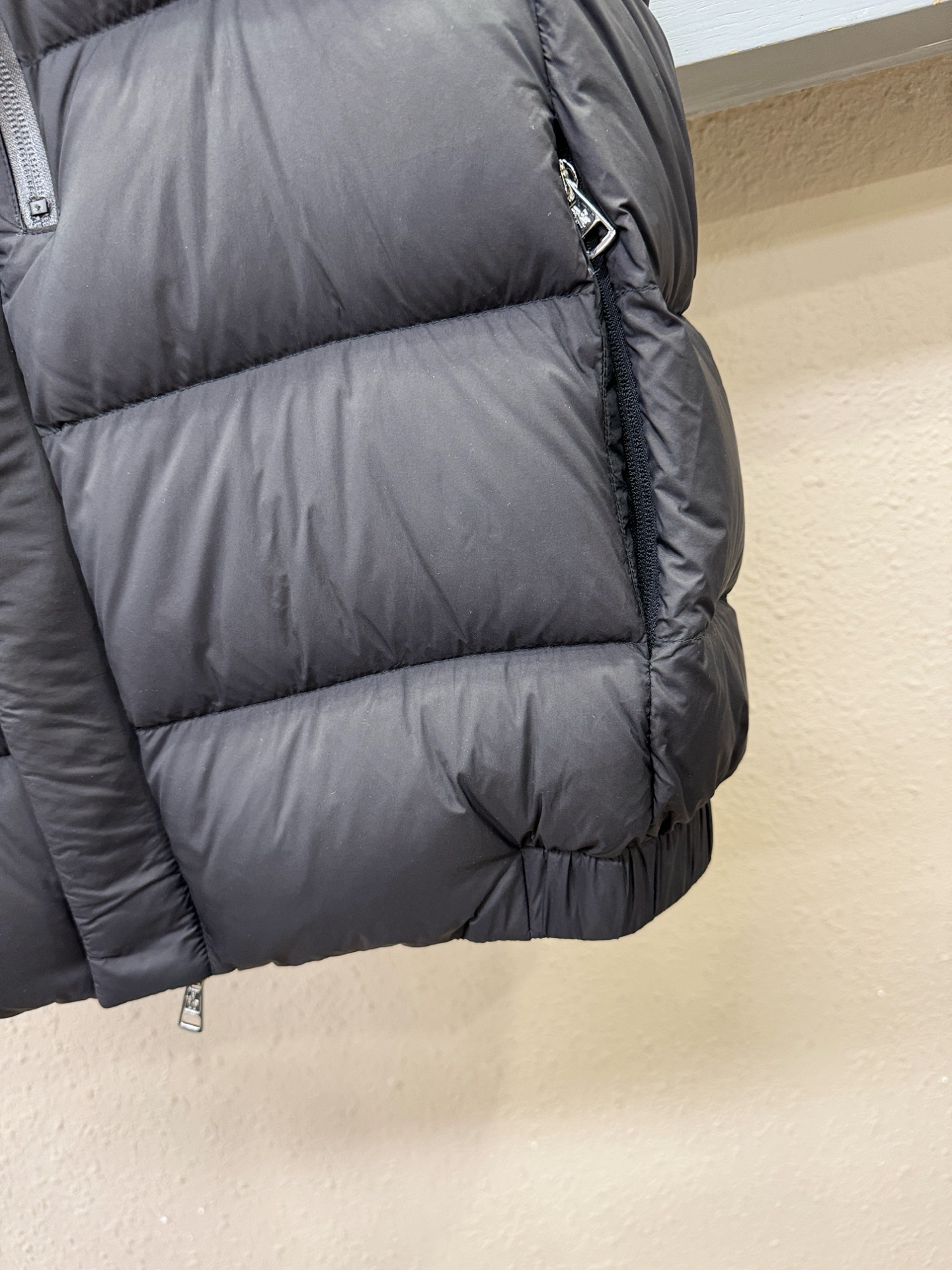 Moncler蒙口 2025新款羽绒马甲，秀场新品，品相非常完美，专柜高科技防水面料，内里90%白鹅绒填