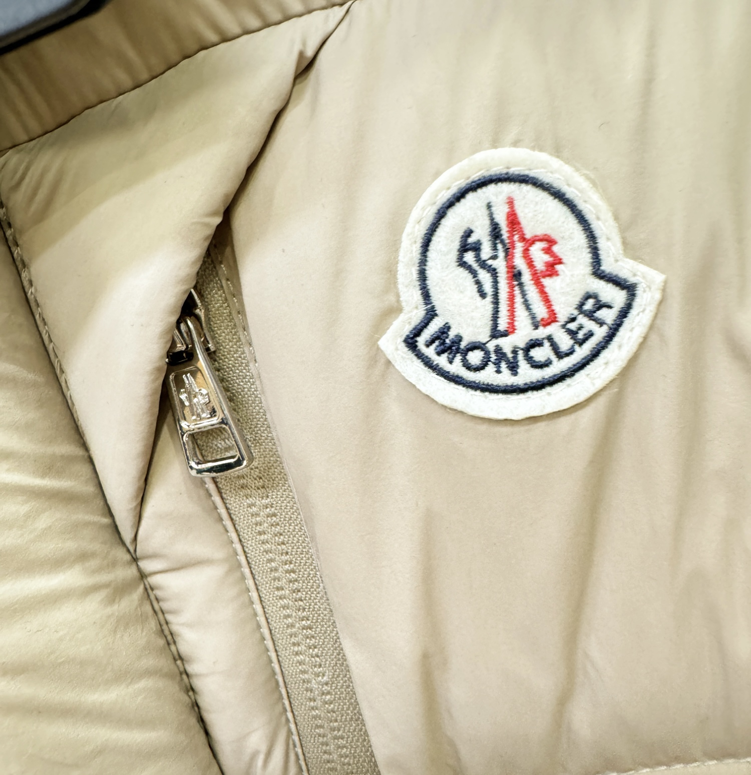 Moncler蒙口 2025新款羽绒马甲，秀场新品，品相非常完美，专柜高科技防水面料，内里90%白鹅绒填