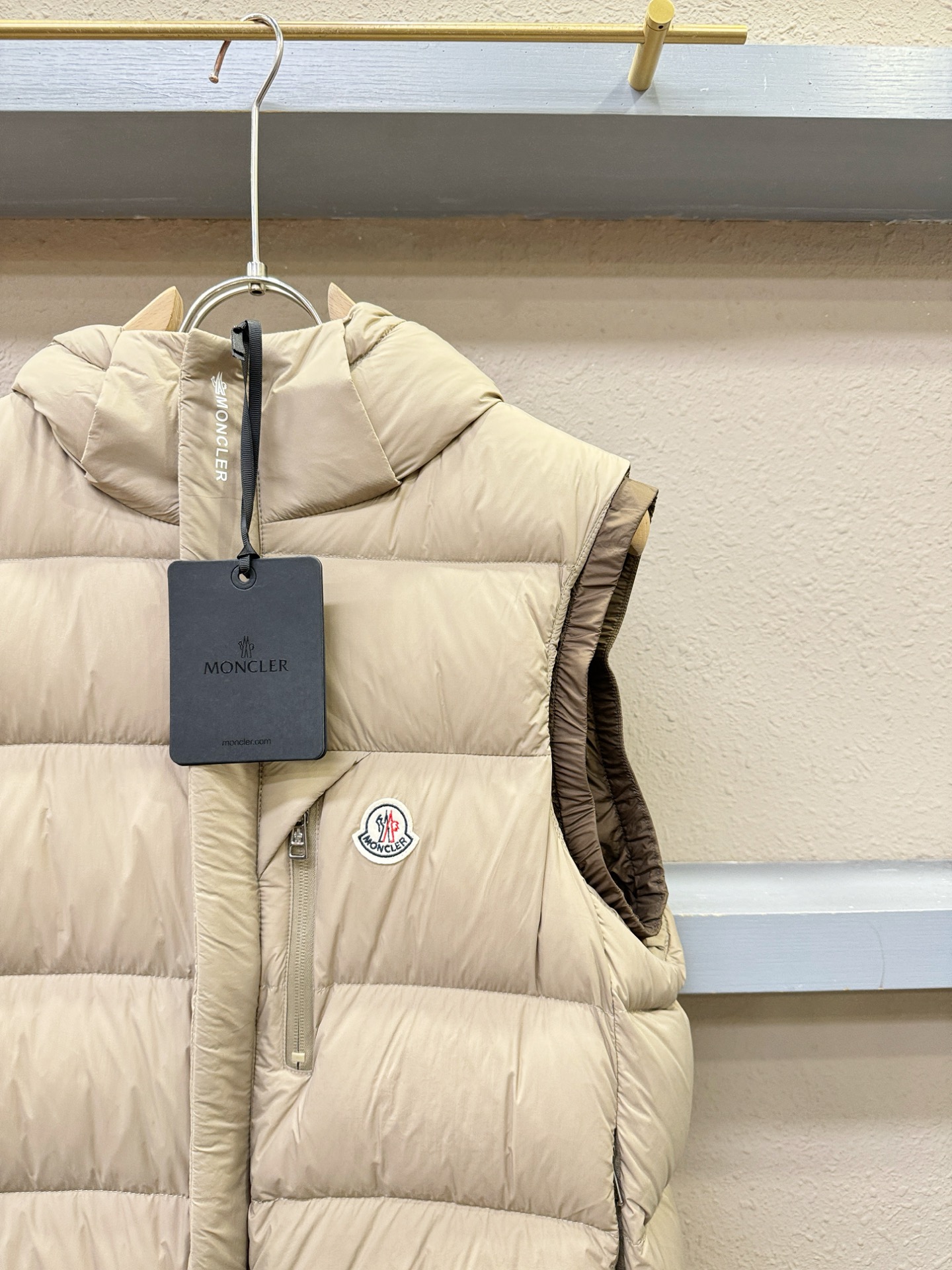 Moncler蒙口 2025新款羽绒马甲，秀场新品，品相非常完美，专柜高科技防水面料，内里90%白鹅绒填