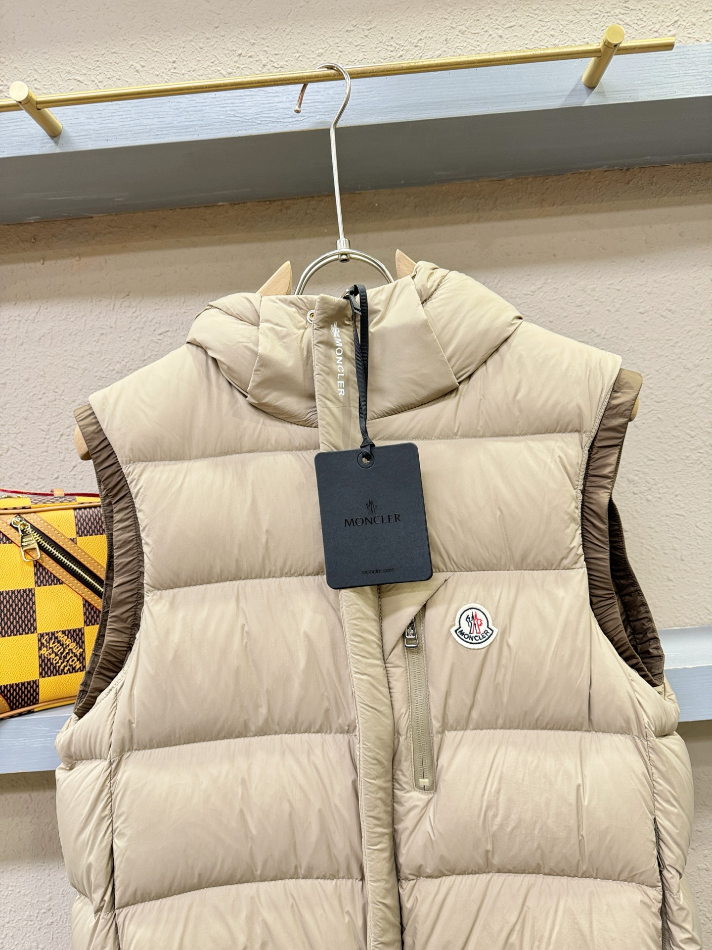 Moncler蒙口 2025新款羽绒马甲，秀场新品，品相非常完美，专柜高科技防水面料，内里90%白鹅绒填