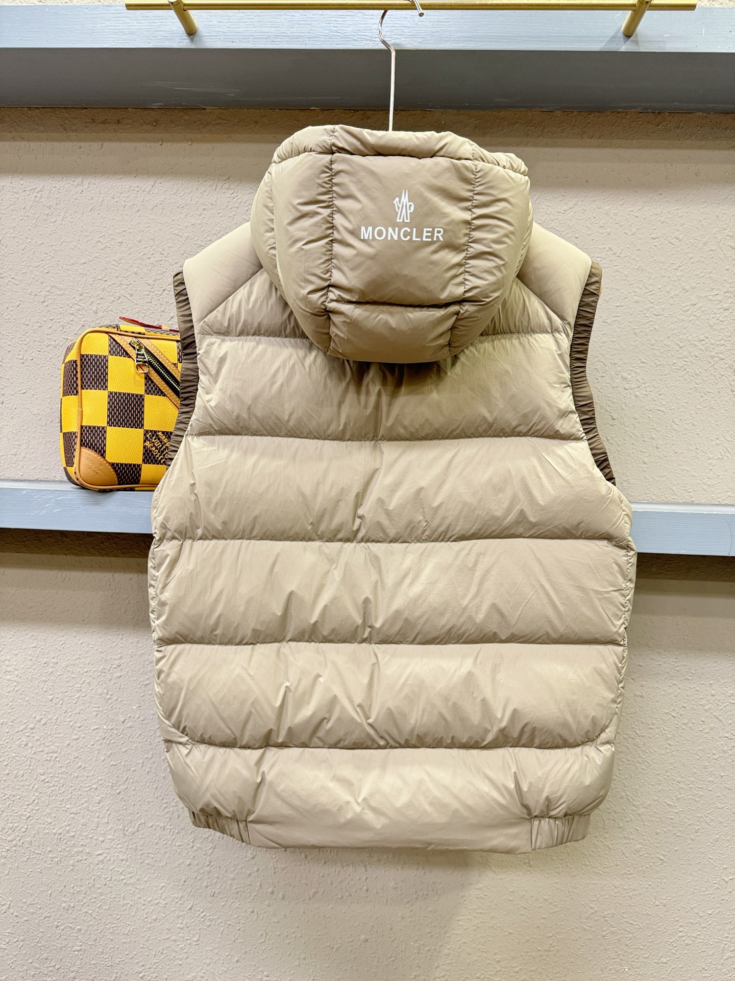 Moncler蒙口 2025新款羽绒马甲，秀场新品，品相非常完美，专柜高科技防水面料，内里90%白鹅绒填