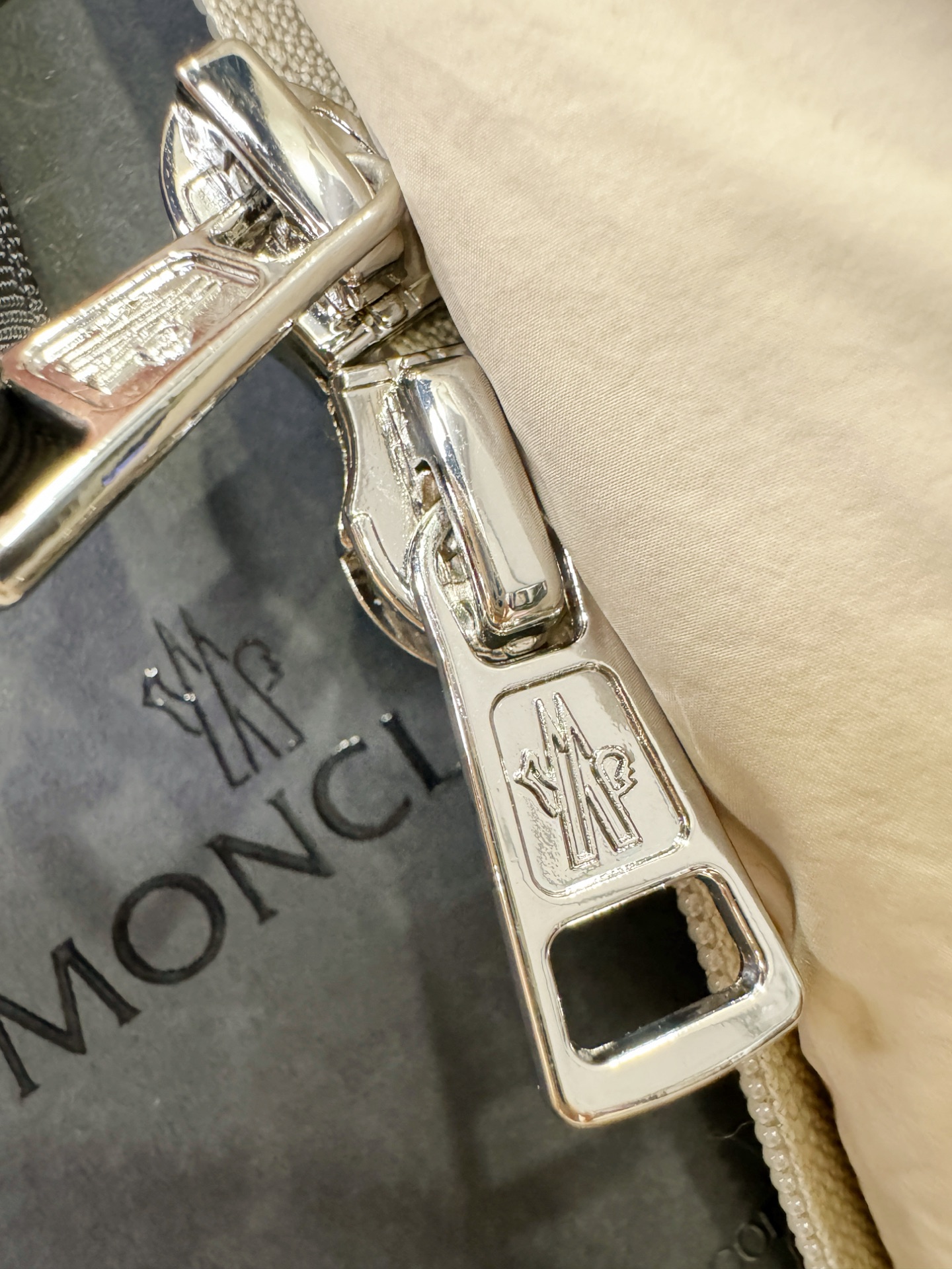 Moncler蒙口 2025新款羽绒马甲，秀场新品，品相非常完美，专柜高科技防水面料，内里90%白鹅绒填