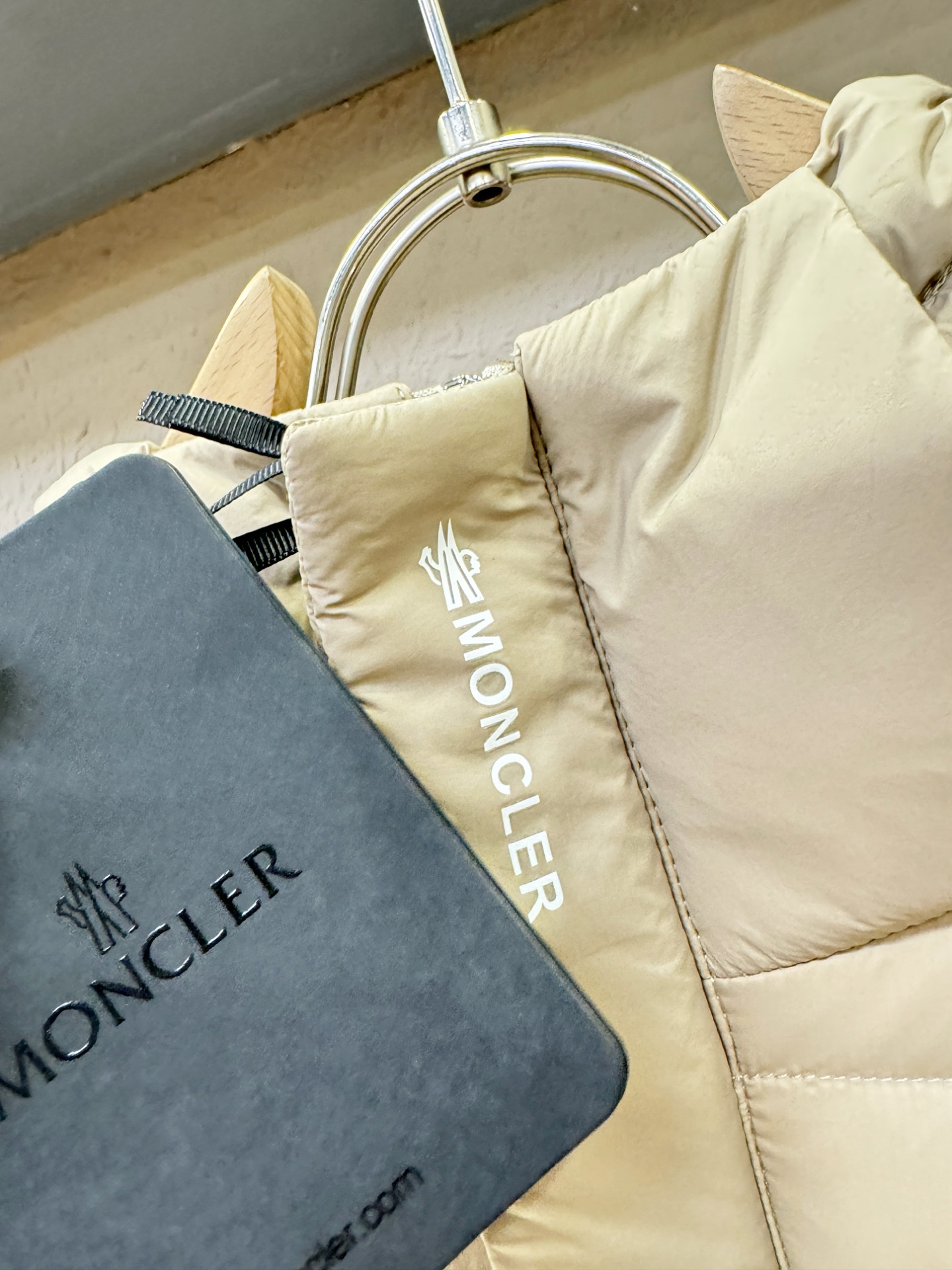 Moncler蒙口 2025新款羽绒马甲，秀场新品，品相非常完美，专柜高科技防水面料，内里90%白鹅绒填