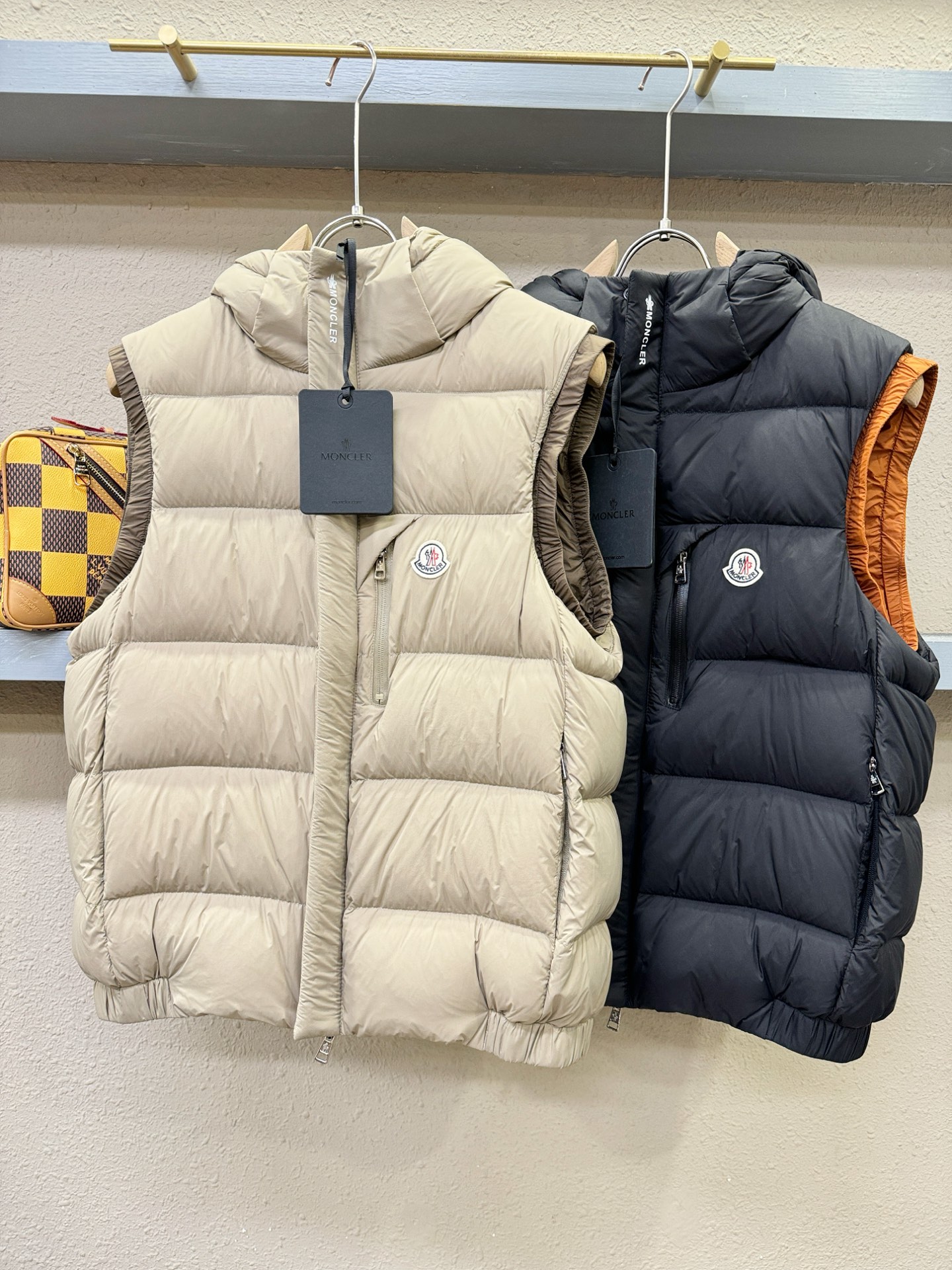 Moncler蒙口 2025新款羽绒马甲，秀场新品，品相非常完美，专柜高科技防水面料，内里90%白鹅绒填