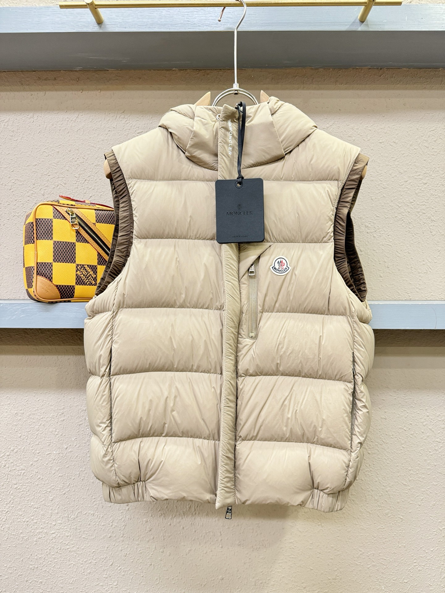 Moncler蒙口 2025新款羽绒马甲，秀场新品，品相非常完美，专柜高科技防水面料，内里90%白鹅绒填