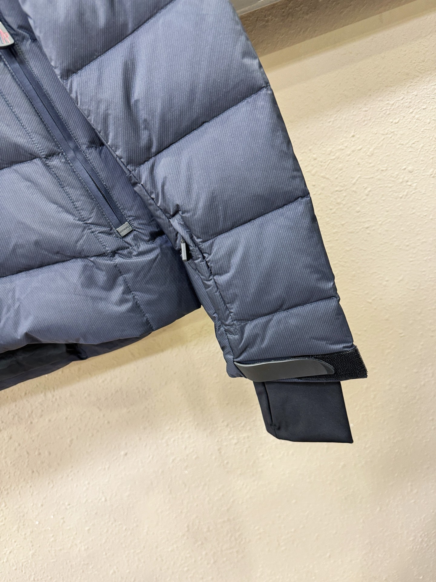 Moncler蒙口 2025新款羽绒服，秀场新品，品相非常完美，专柜高科技防水面料，内里90%白鹅绒填充