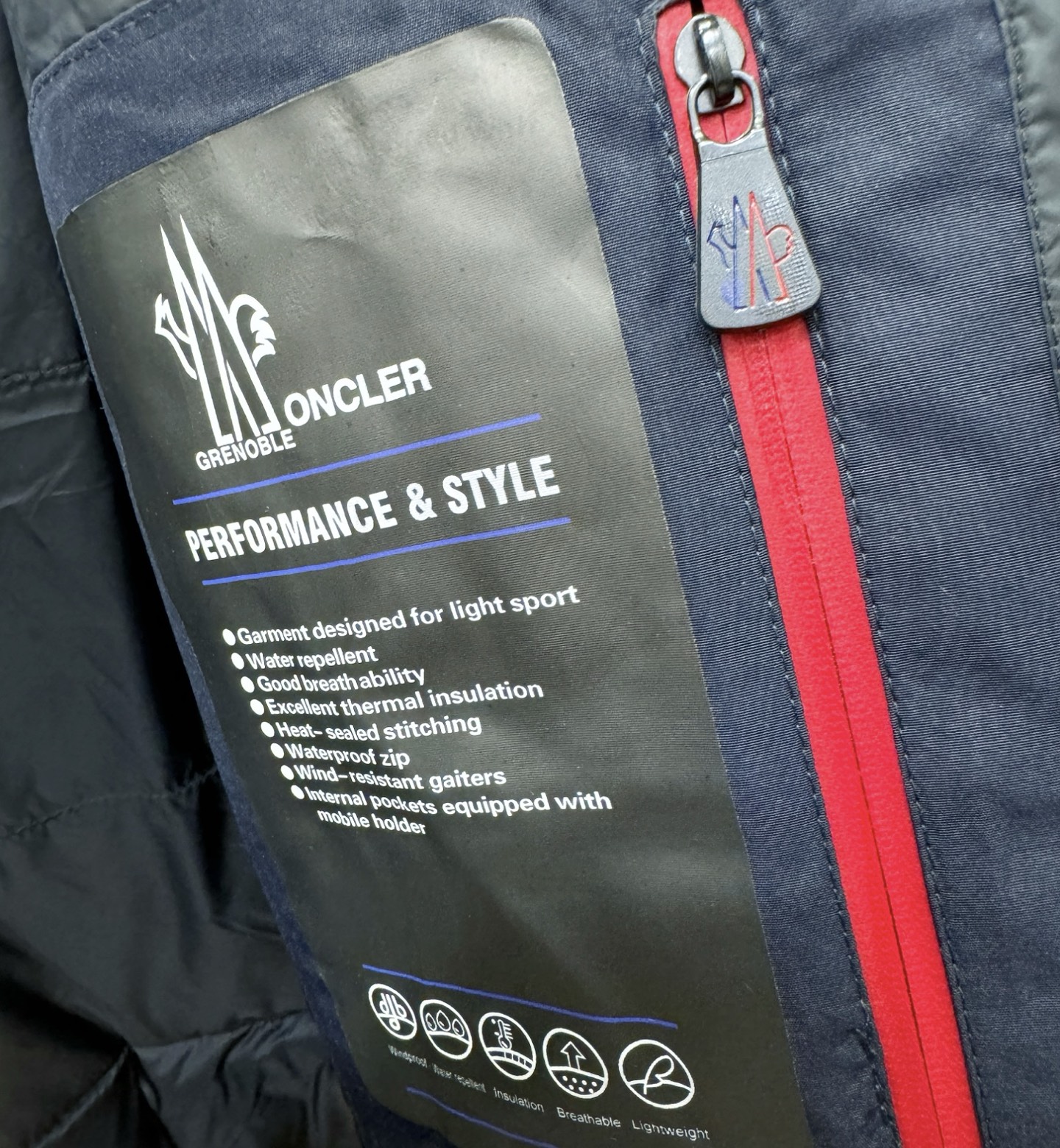 Moncler蒙口 2025新款羽绒服，秀场新品，品相非常完美，专柜高科技防水面料，内里90%白鹅绒填充