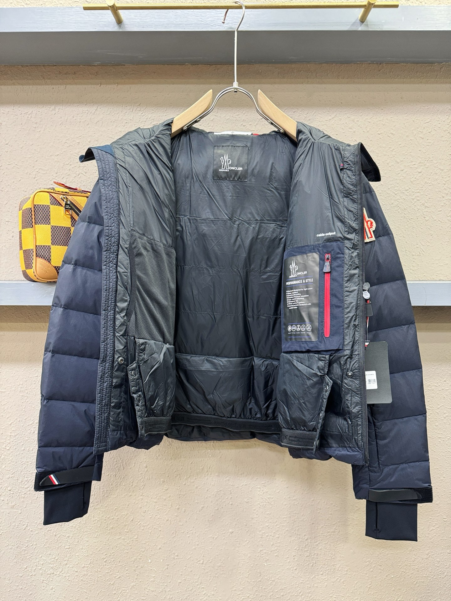 Moncler蒙口 2025新款羽绒服，秀场新品，品相非常完美，专柜高科技防水面料，内里90%白鹅绒填充