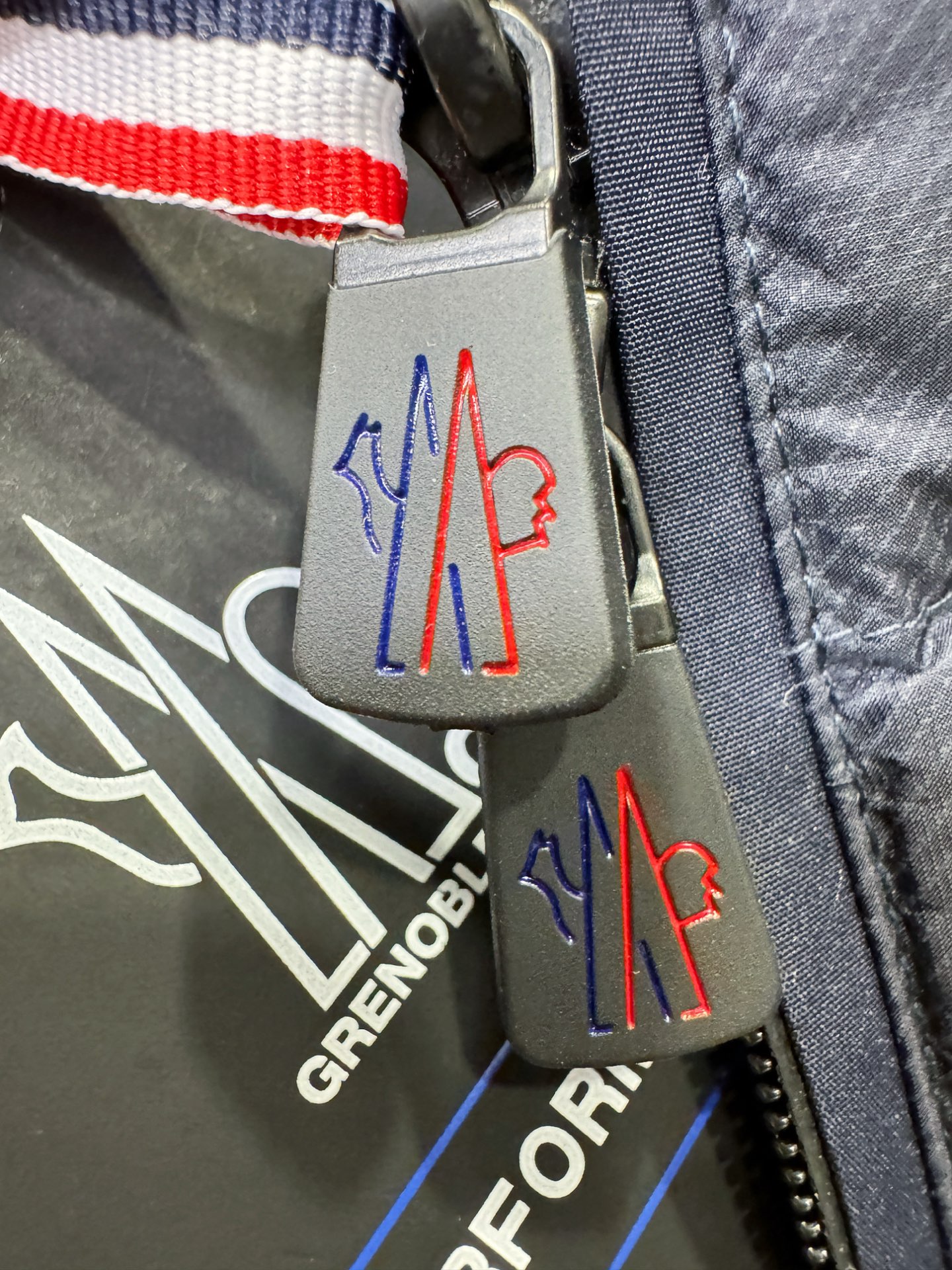 Moncler蒙口 2025新款羽绒服，秀场新品，品相非常完美，专柜高科技防水面料，内里90%白鹅绒填充