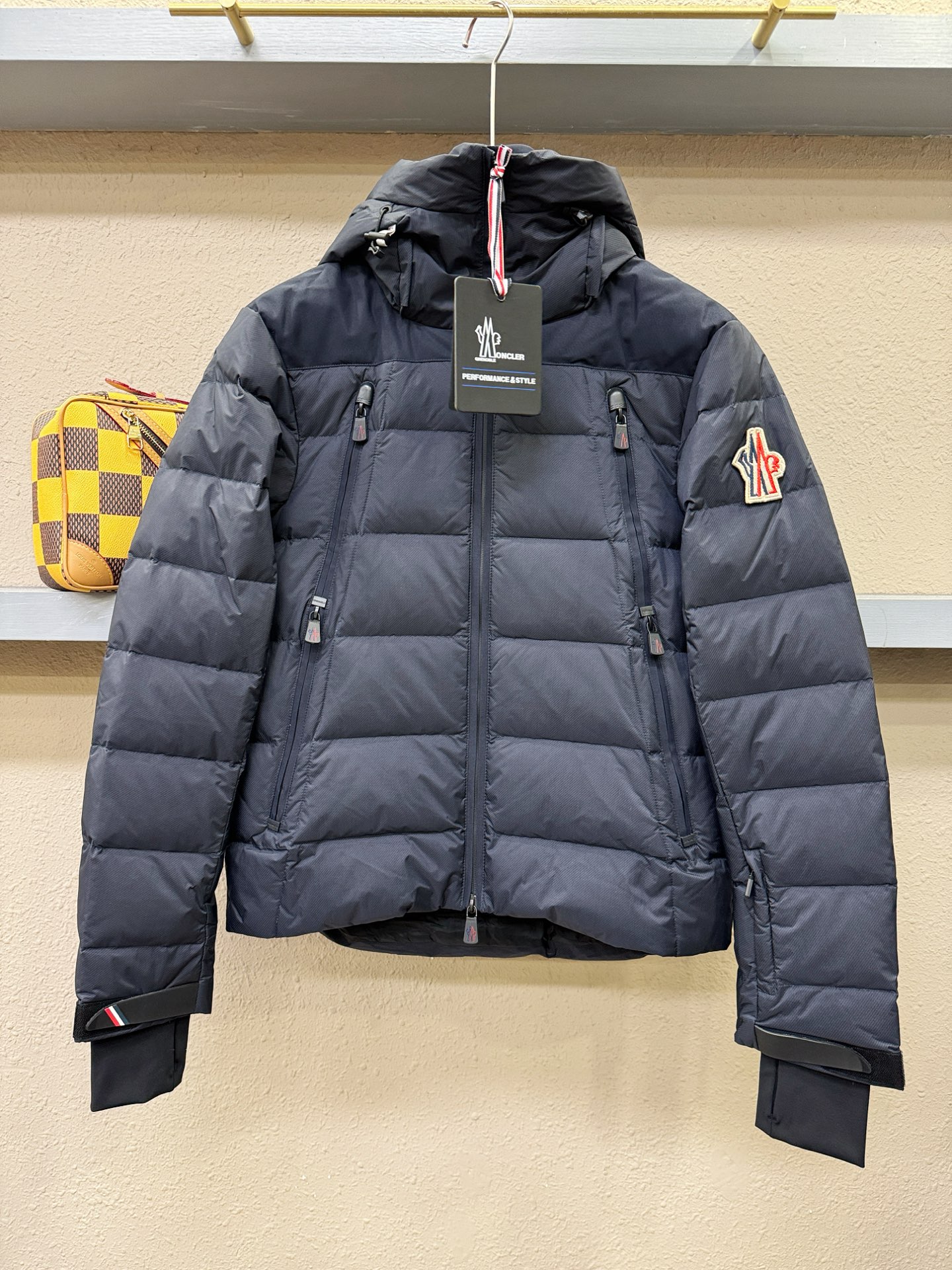 Moncler蒙口 2025新款羽绒服，秀场新品，品相非常完美，专柜高科技防水面料，内里90%白鹅绒填充