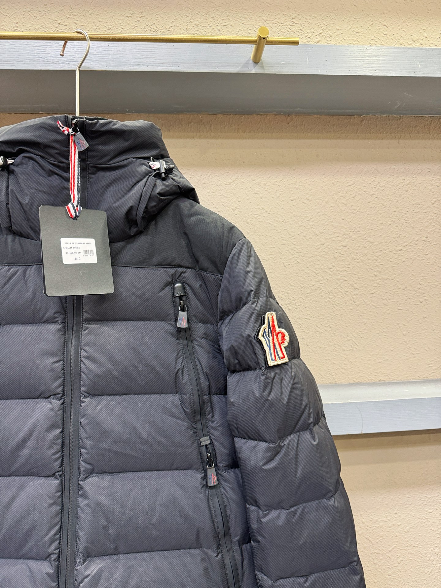 Moncler蒙口 2025新款羽绒服，秀场新品，品相非常完美，专柜高科技防水面料，内里90%白鹅绒填充