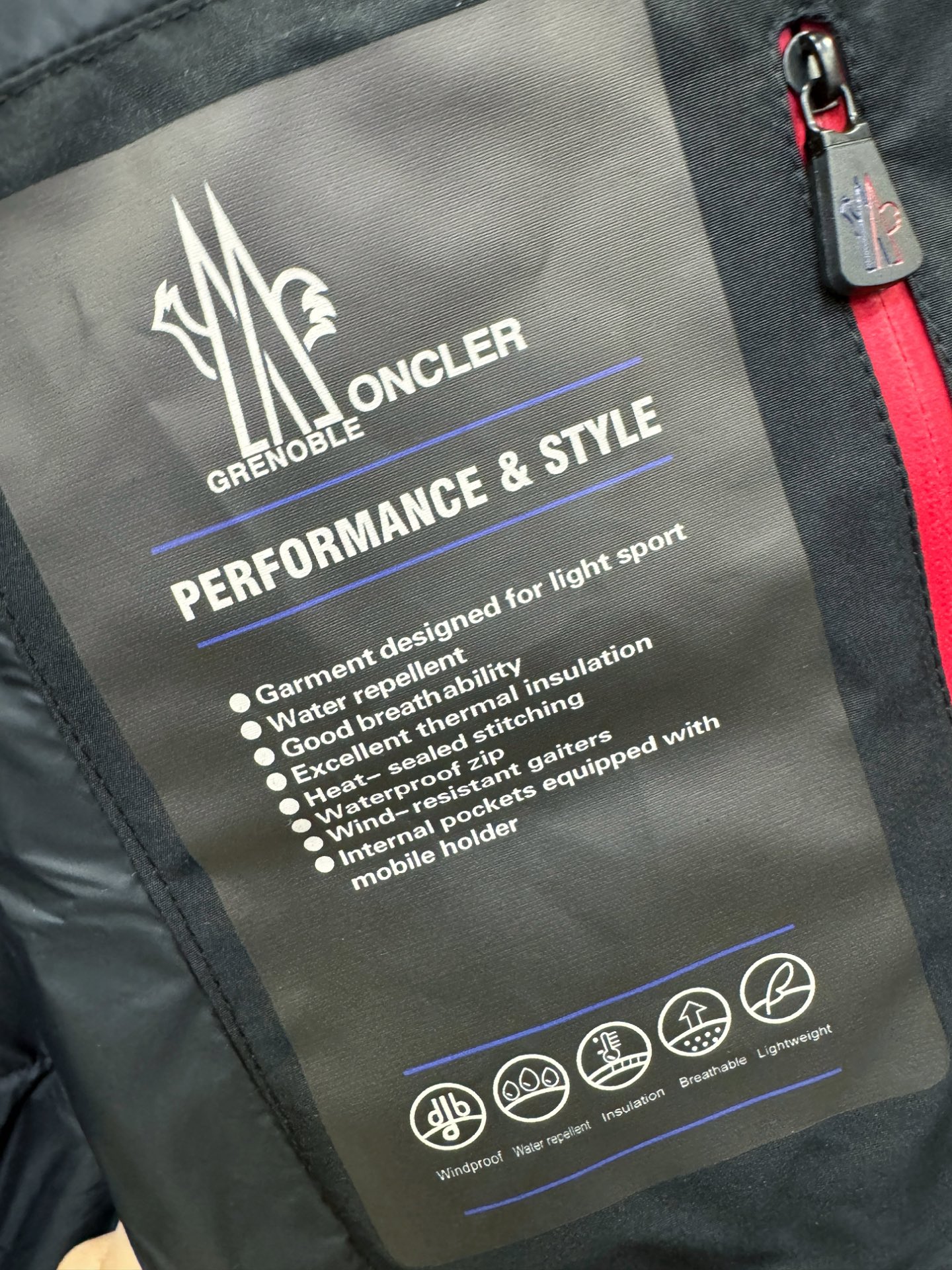 Moncler蒙口 2025新款羽绒服，秀场新品，品相非常完美，专柜高科技防水面料，内里90%白鹅绒填充