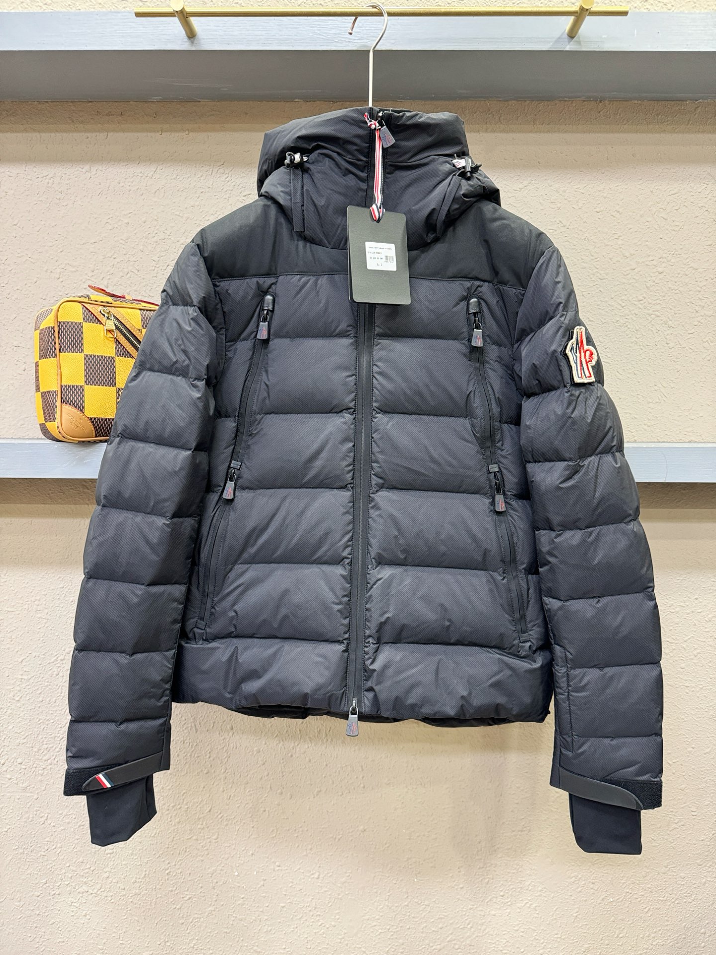 Moncler蒙口 2025新款羽绒服，秀场新品，品相非常完美，专柜高科技防水面料，内里90%白鹅绒填充