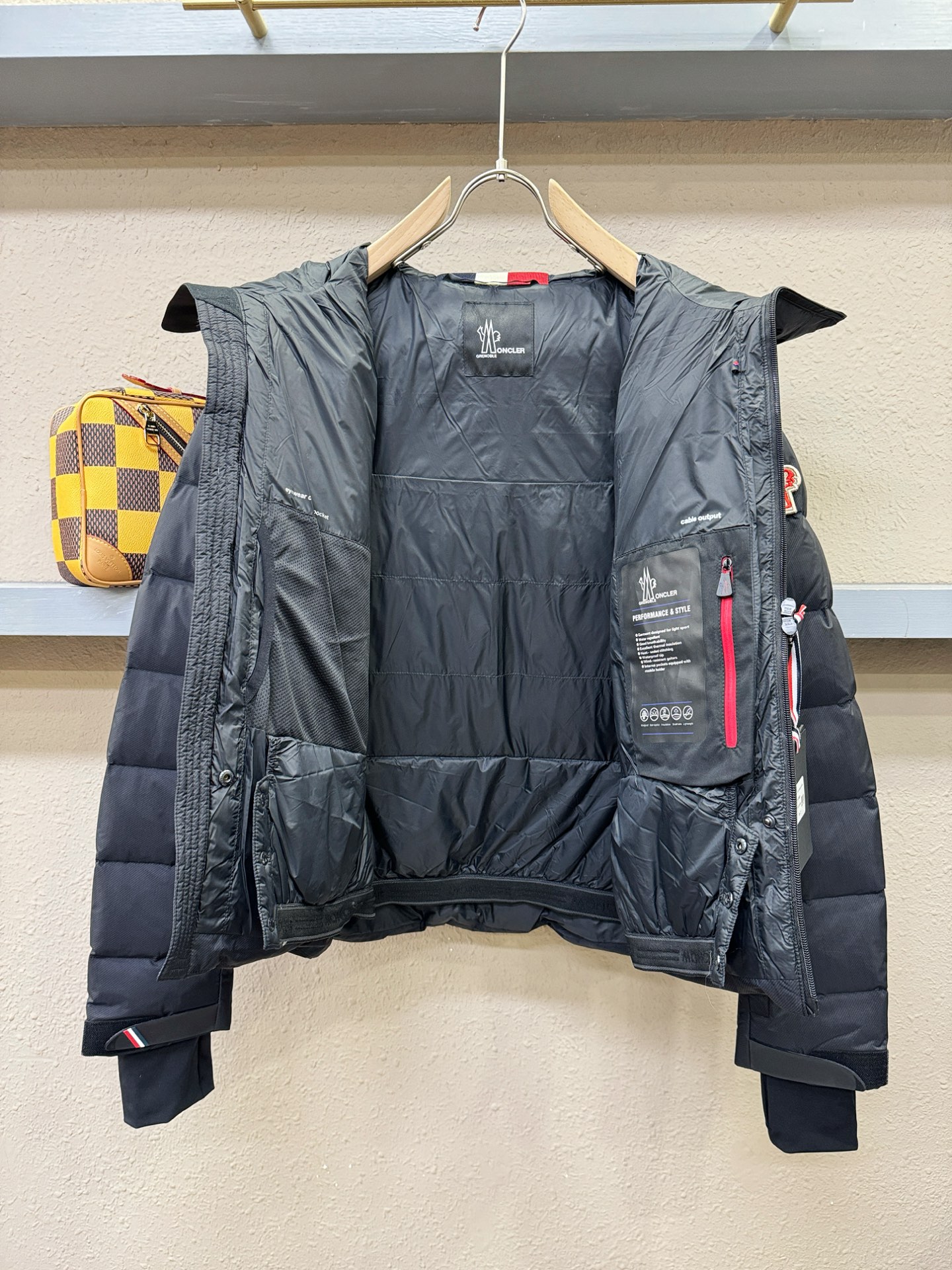 Moncler蒙口 2025新款羽绒服，秀场新品，品相非常完美，专柜高科技防水面料，内里90%白鹅绒填充