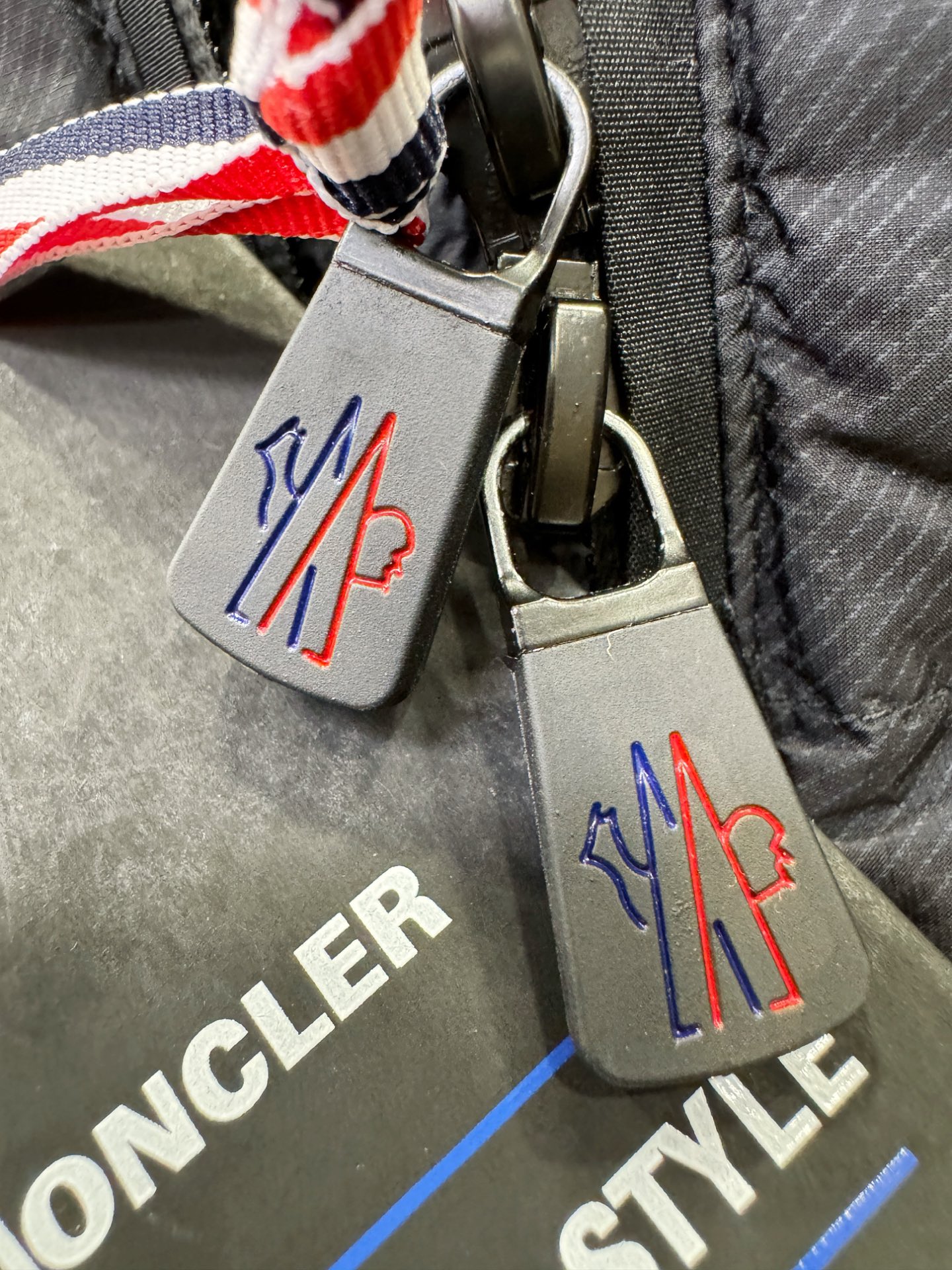 Moncler蒙口 2025新款羽绒服，秀场新品，品相非常完美，专柜高科技防水面料，内里90%白鹅绒填充