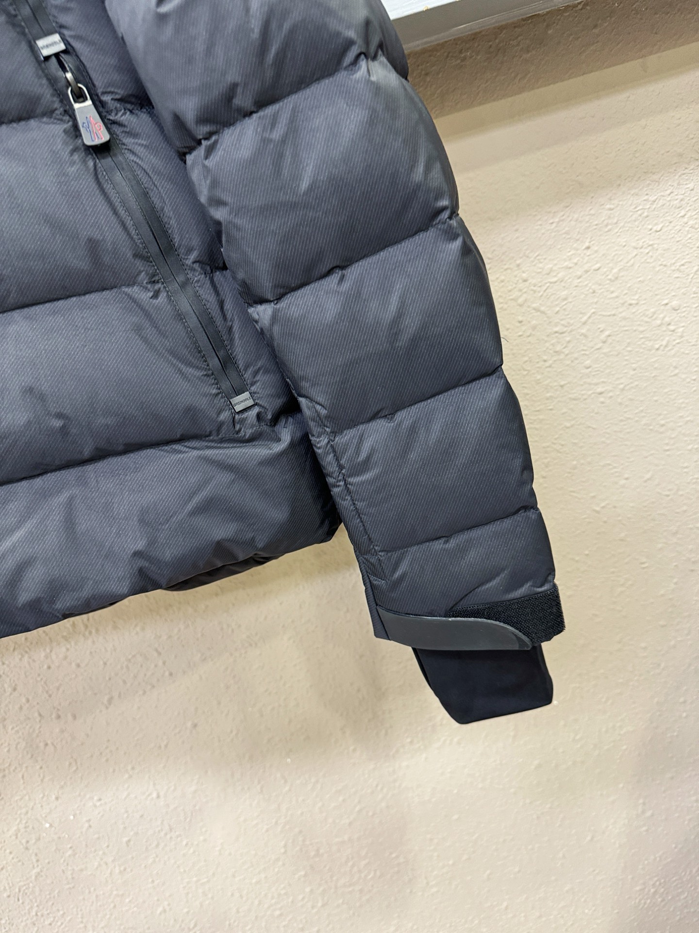 Moncler蒙口 2025新款羽绒服，秀场新品，品相非常完美，专柜高科技防水面料，内里90%白鹅绒填充