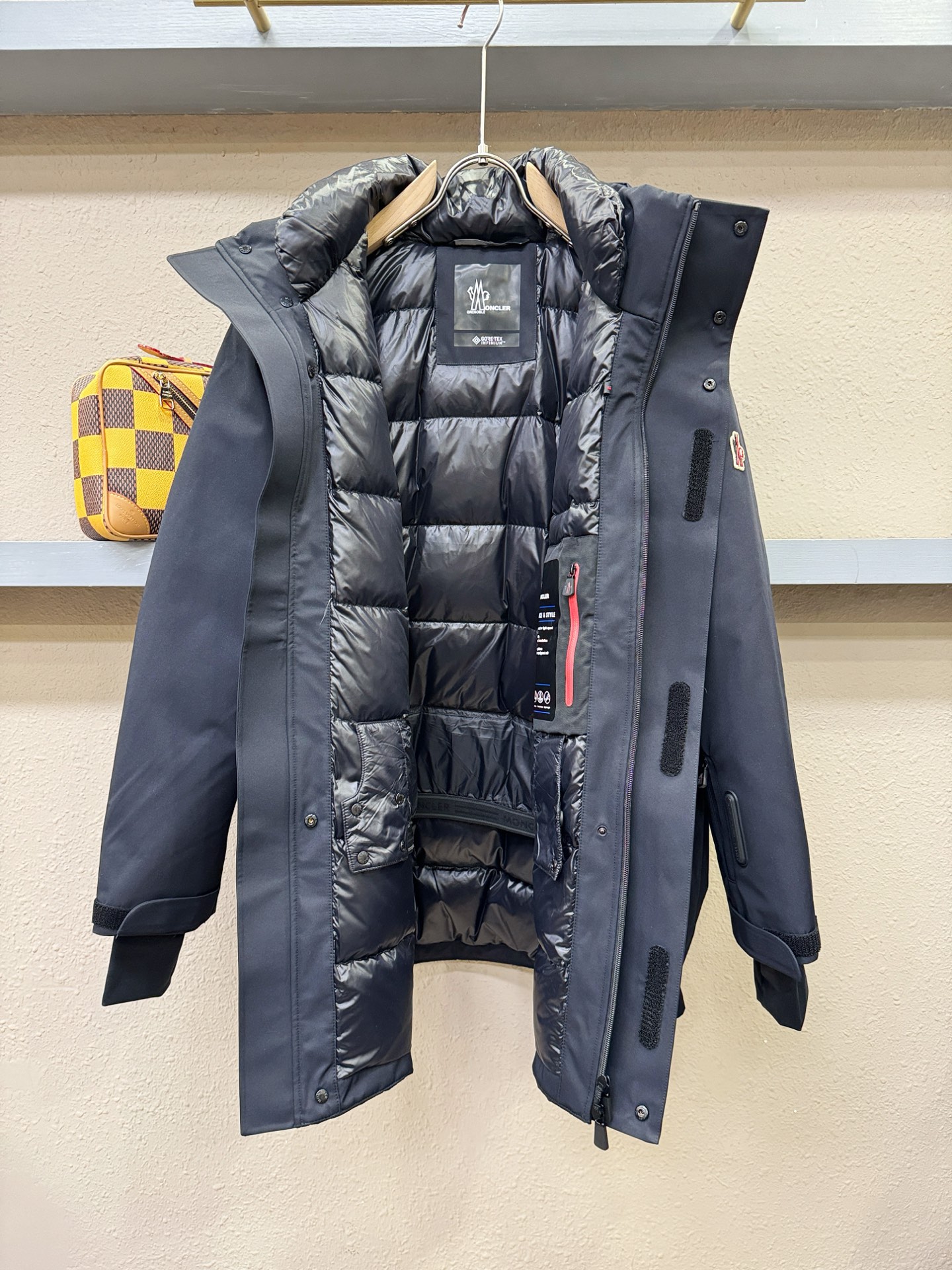 Moncler蒙口 2025新款羽绒服，秀场新品，品相非常完美，专柜高科技防水面料，内里90%白鹅绒填充