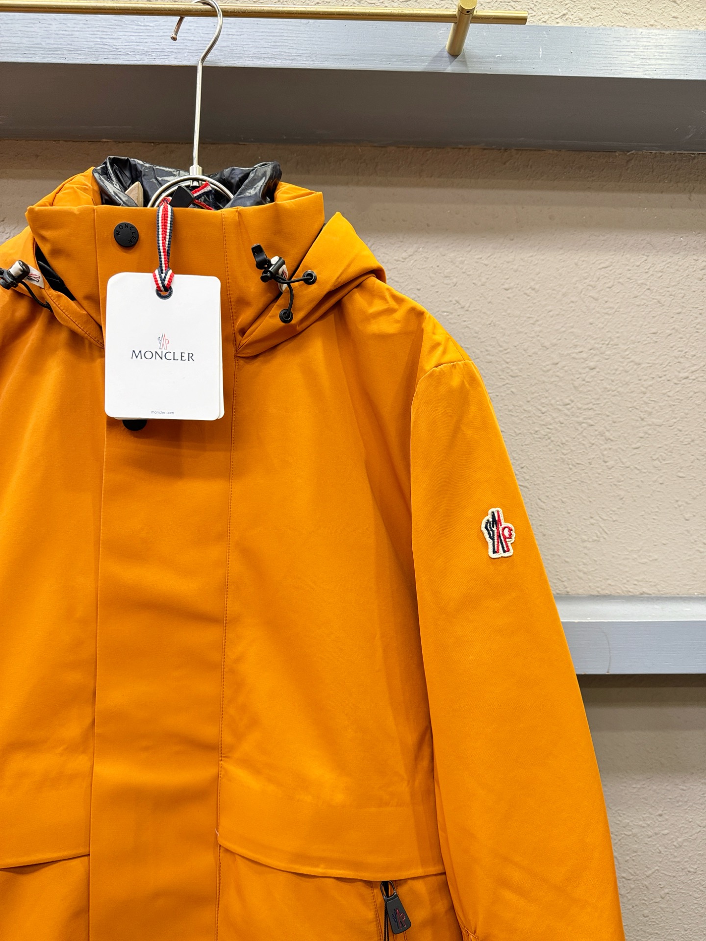 Moncler蒙口 2025新款羽绒服，秀场新品，品相非常完美，专柜高科技防水面料，内里90%白鹅绒填充