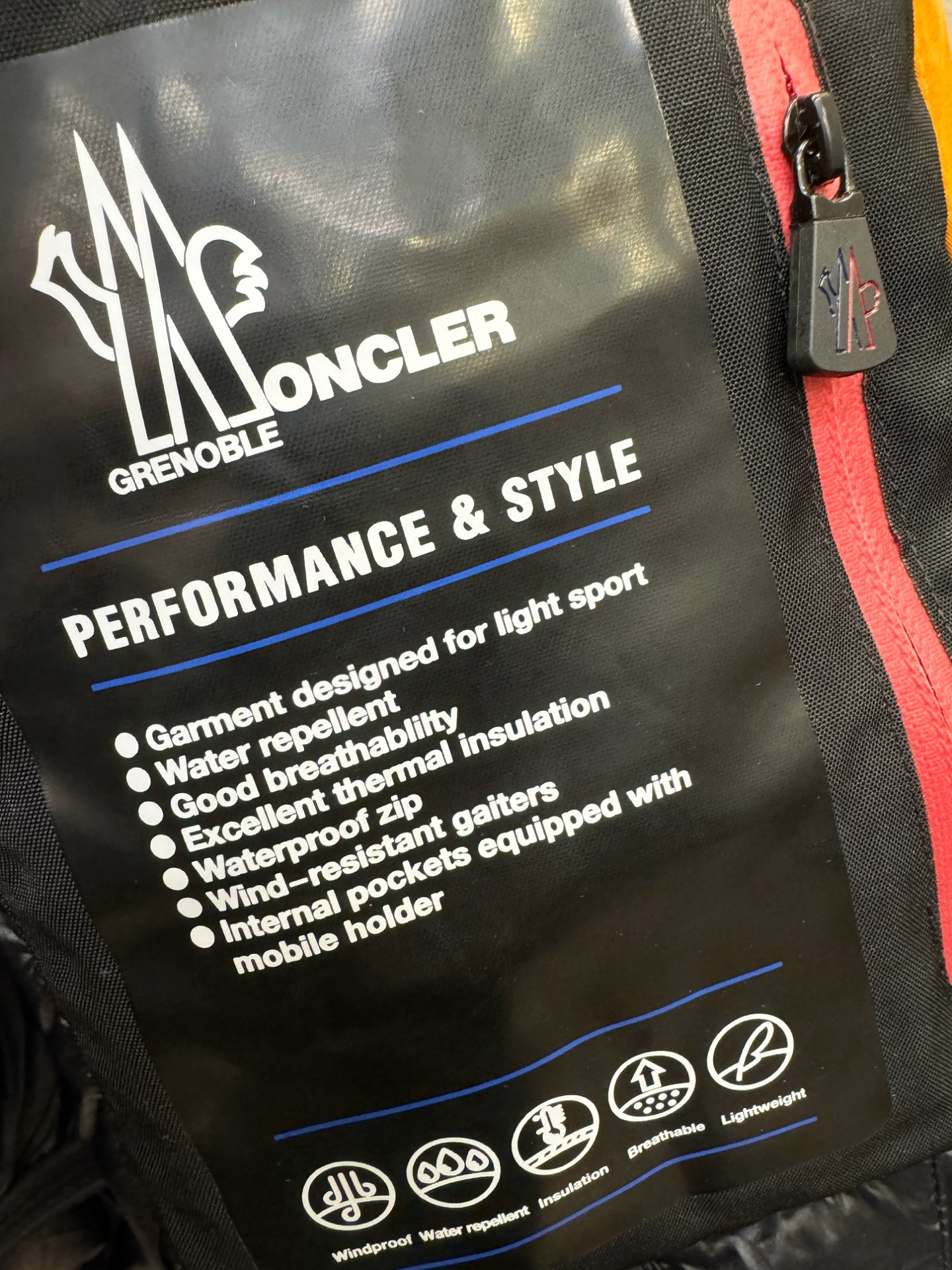 Moncler蒙口 2025新款羽绒服，秀场新品，品相非常完美，专柜高科技防水面料，内里90%白鹅绒填充