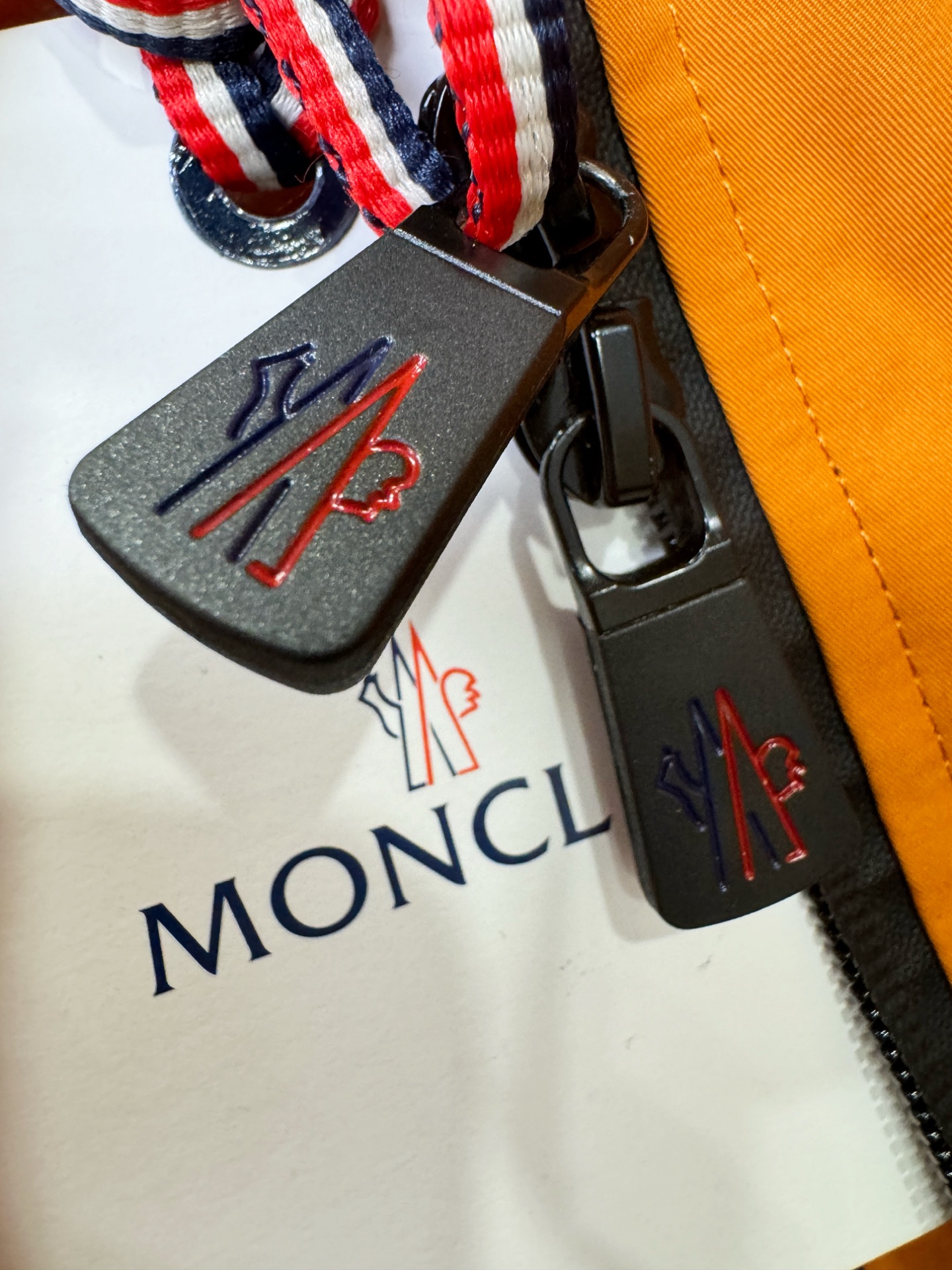 Moncler蒙口 2025新款羽绒服，秀场新品，品相非常完美，专柜高科技防水面料，内里90%白鹅绒填充