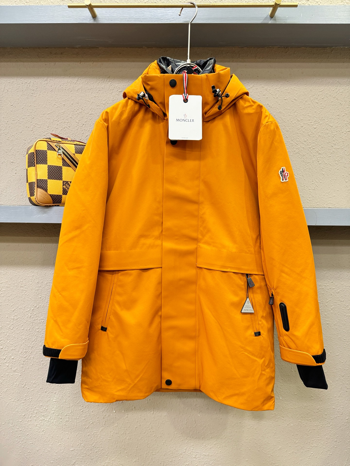 Moncler蒙口 2025新款羽绒服，秀场新品，品相非常完美，专柜高科技防水面料，内里90%白鹅绒填充