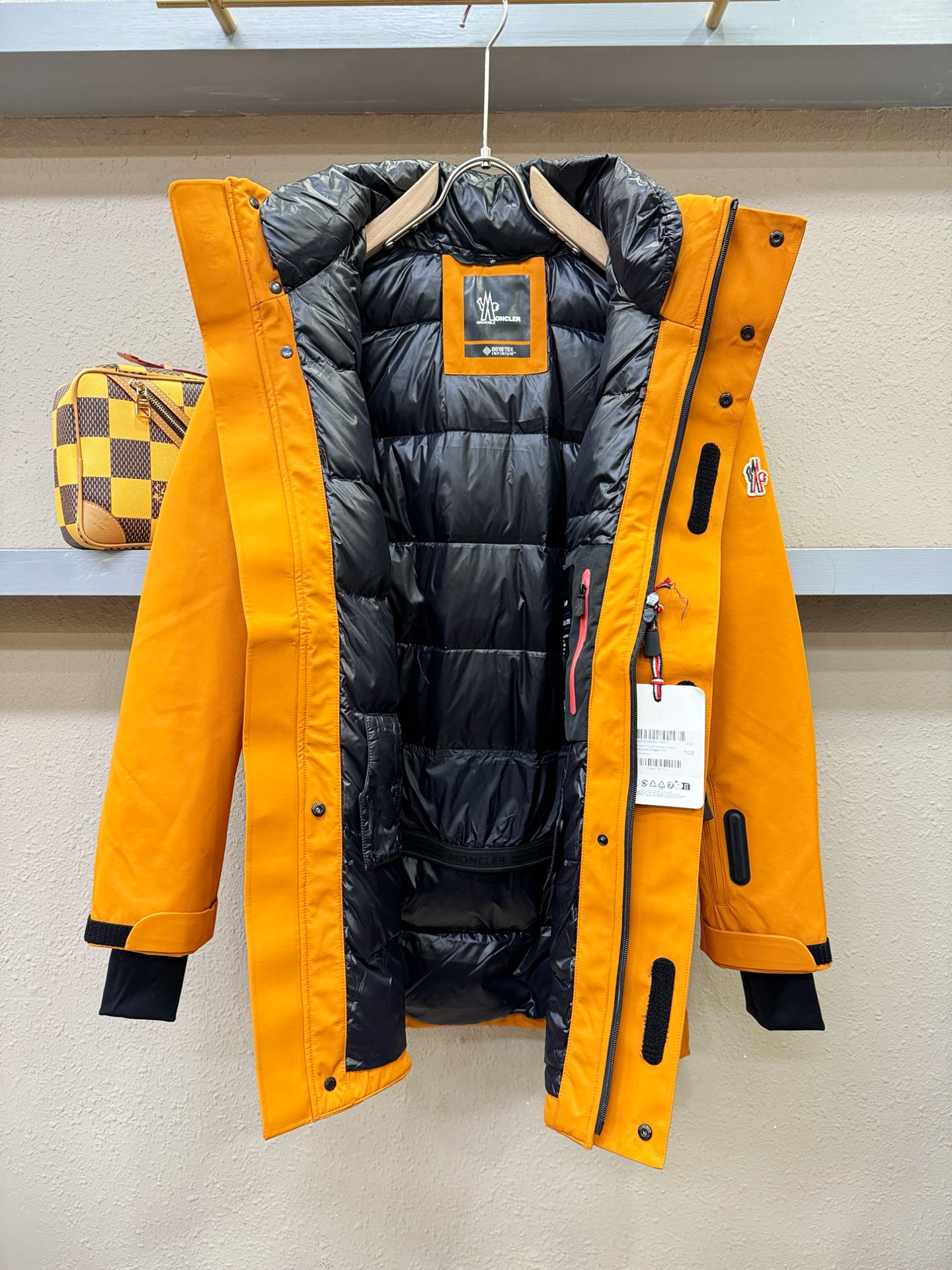 Moncler蒙口 2025新款羽绒服，秀场新品，品相非常完美，专柜高科技防水面料，内里90%白鹅绒填充