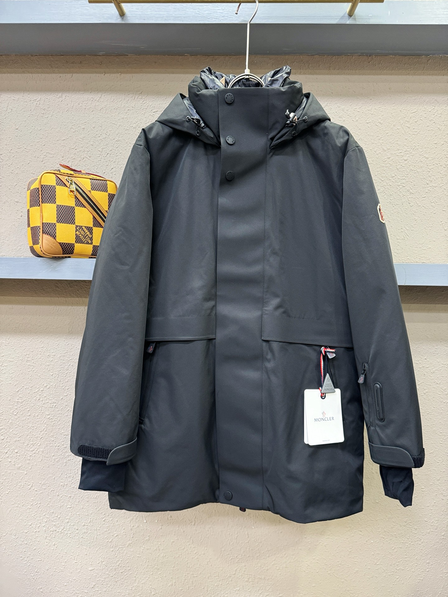 Moncler蒙口 2025新款羽绒服，秀场新品，品相非常完美，专柜高科技防水面料，内里90%白鹅绒填充