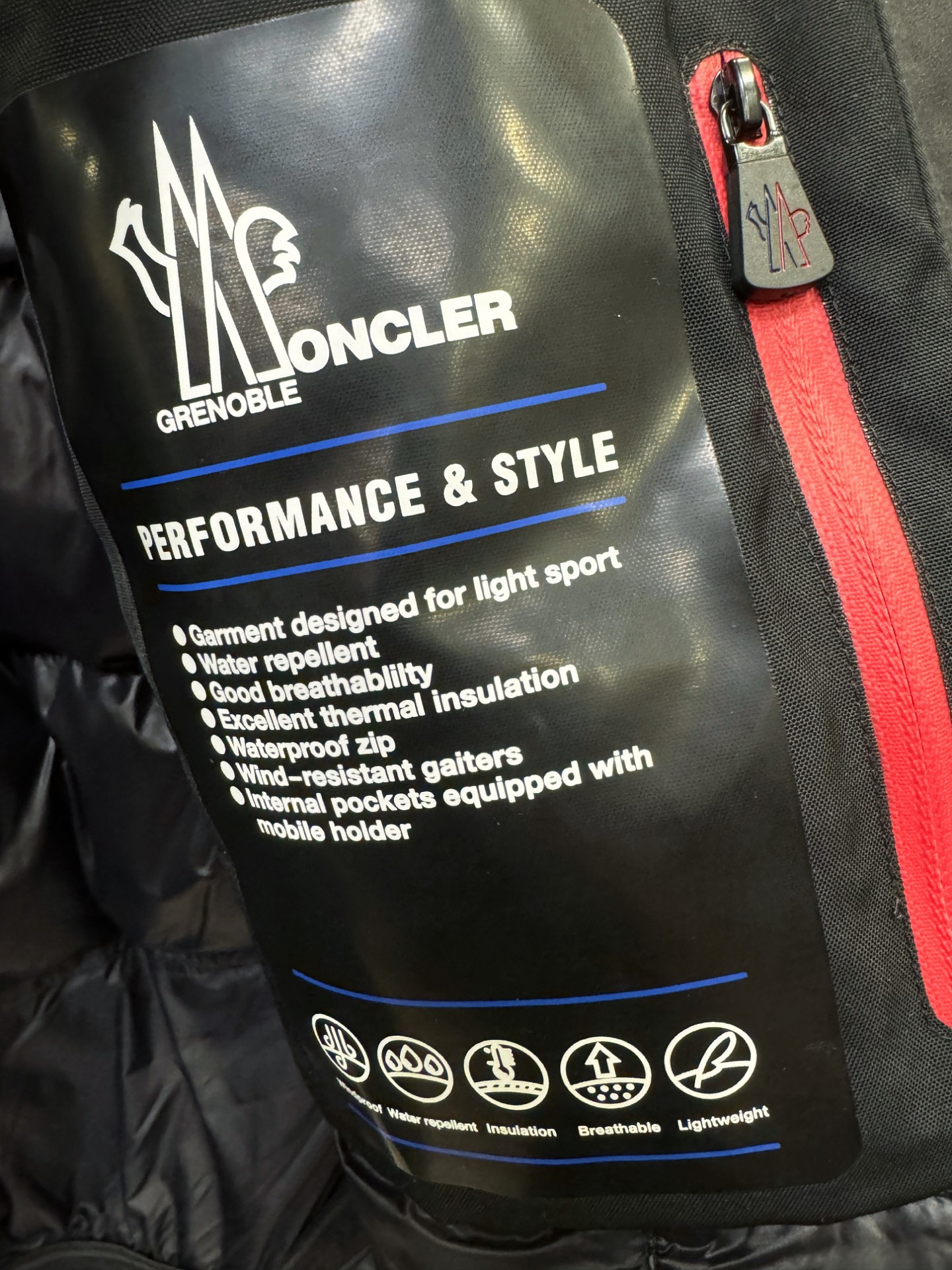 Moncler蒙口 2025新款羽绒服，秀场新品，品相非常完美，专柜高科技防水面料，内里90%白鹅绒填充