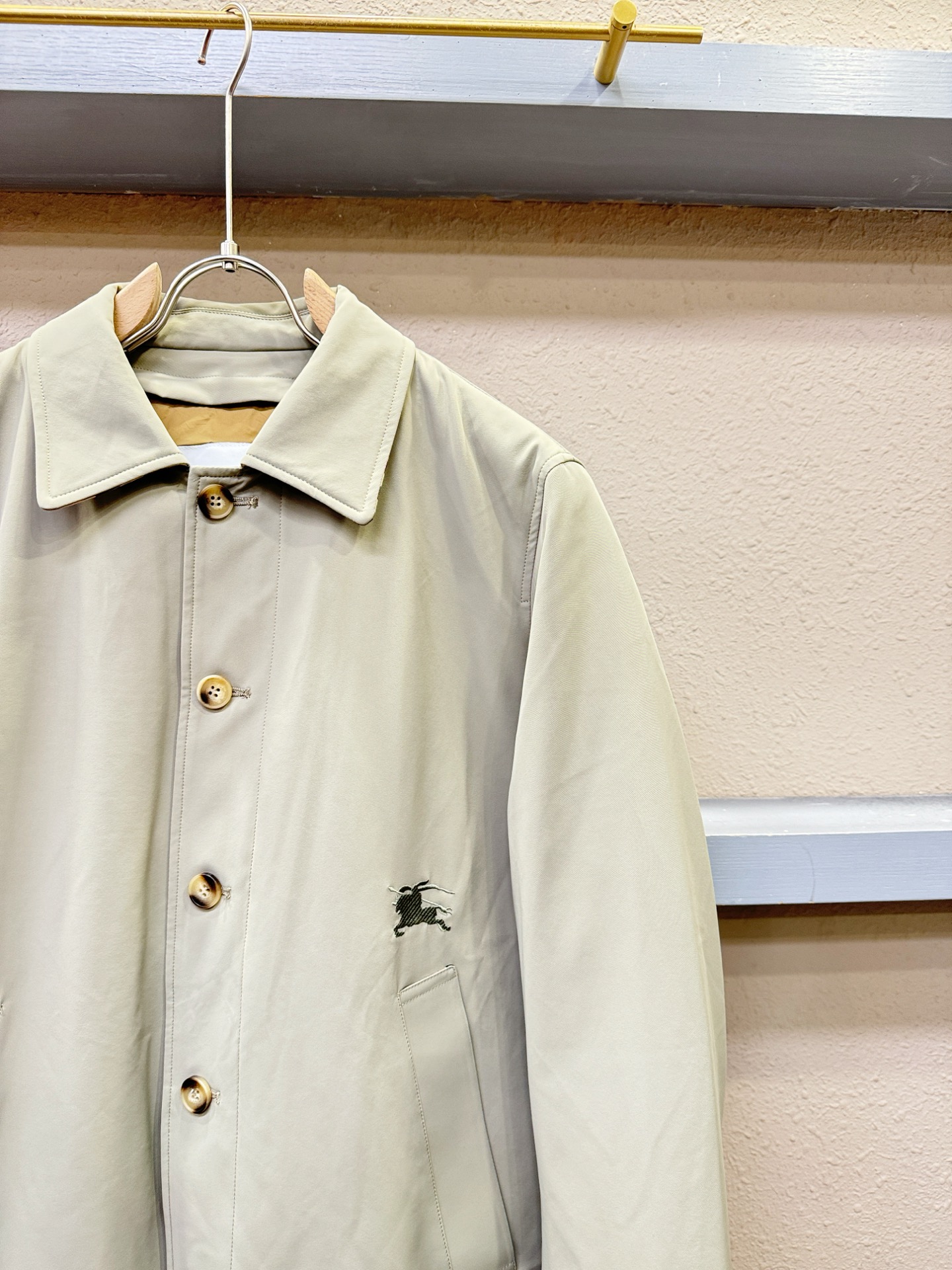 BURBERRY巴宝莉 2025新款羽绒服，秀场新品，品相非常完美，专柜高科技防水面料，内里90%白鹅绒