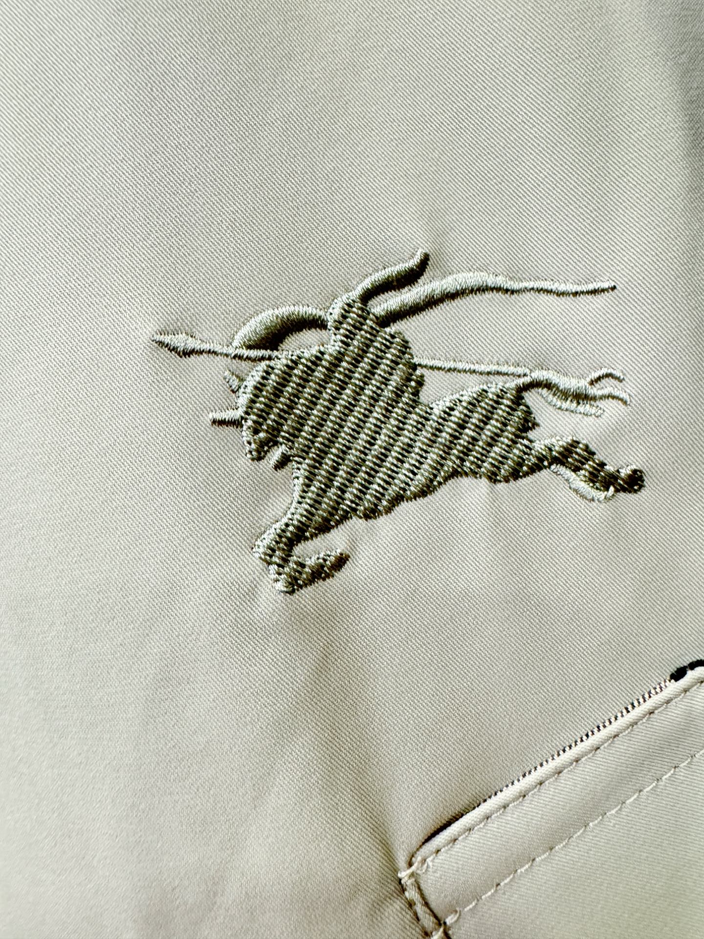 BURBERRY巴宝莉 2025新款羽绒服，秀场新品，品相非常完美，专柜高科技防水面料，内里90%白鹅绒