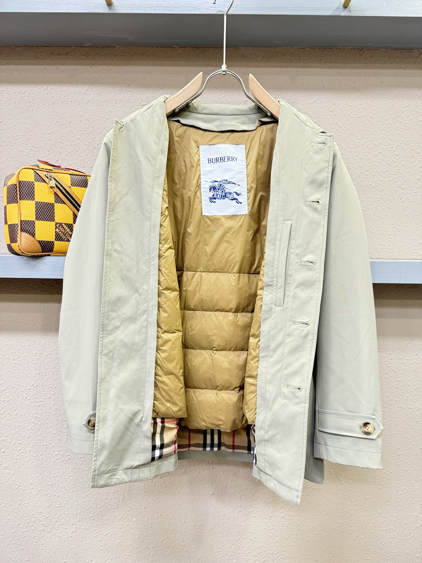 BURBERRY巴宝莉 2025新款羽绒服，秀场新品，品相非常完美，专柜高科技防水面料，内里90%白鹅绒