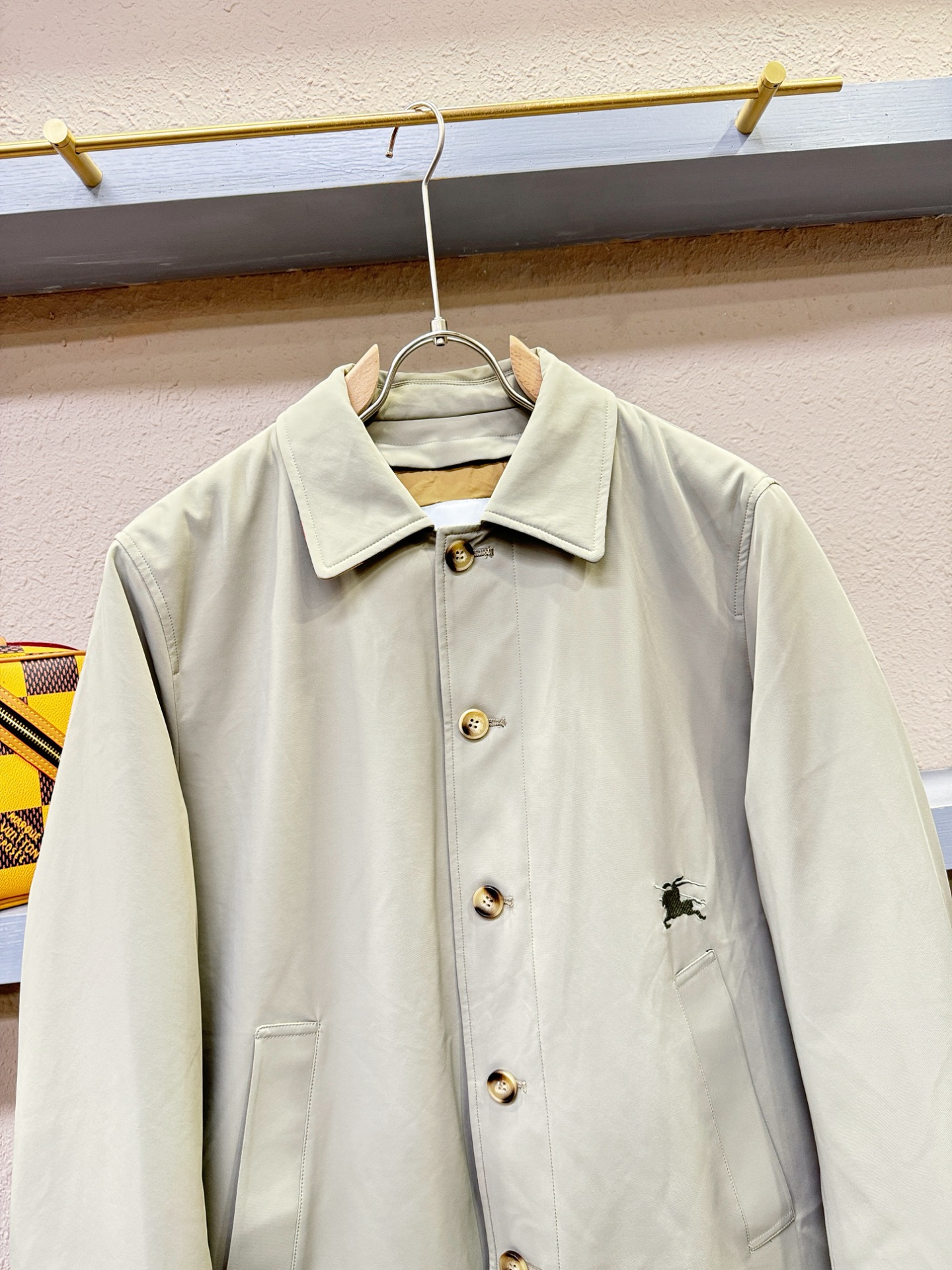 BURBERRY巴宝莉 2025新款羽绒服，秀场新品，品相非常完美，专柜高科技防水面料，内里90%白鹅绒