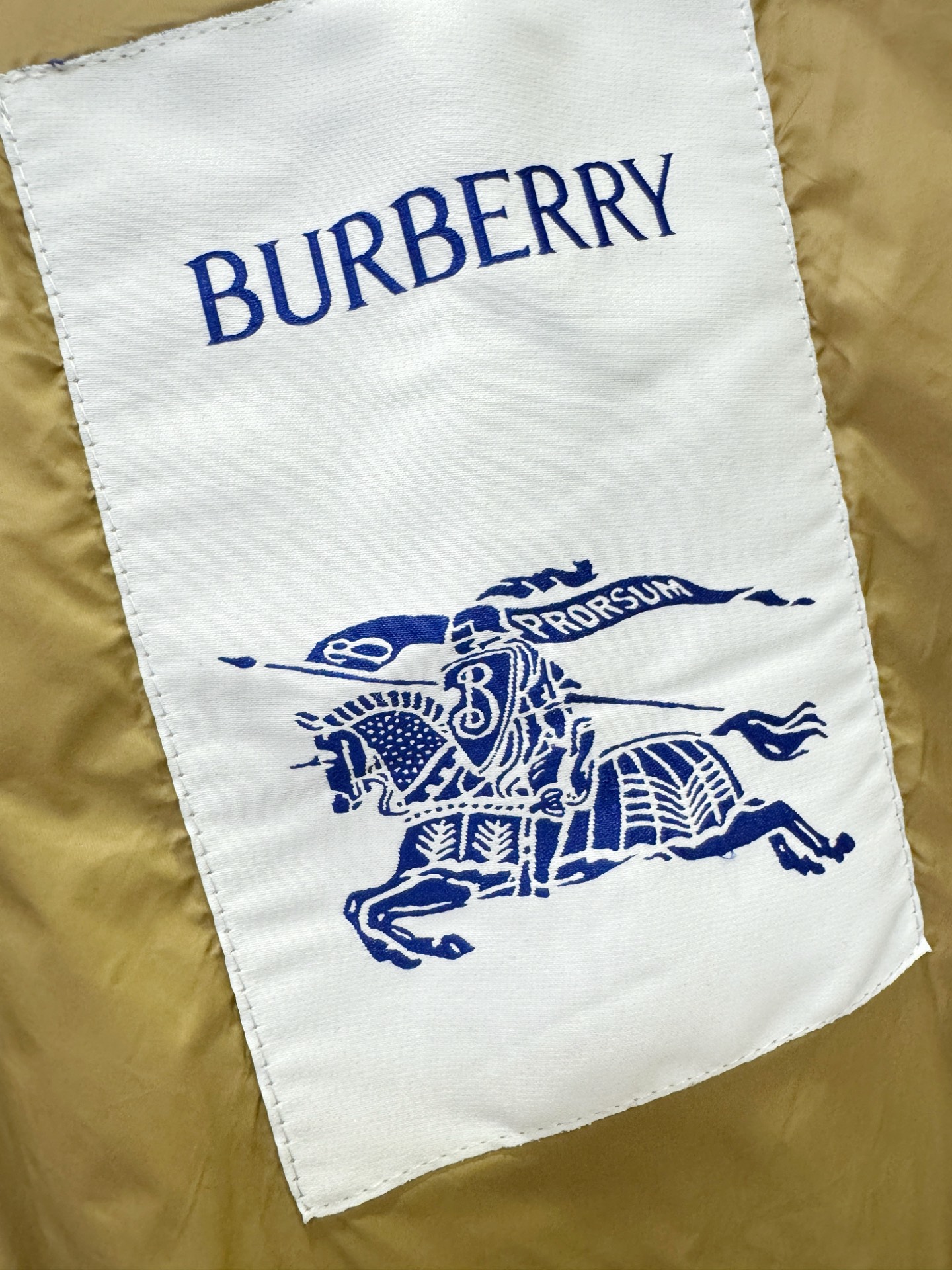 BURBERRY巴宝莉 2025新款羽绒服，秀场新品，品相非常完美，专柜高科技防水面料，内里90%白鹅绒