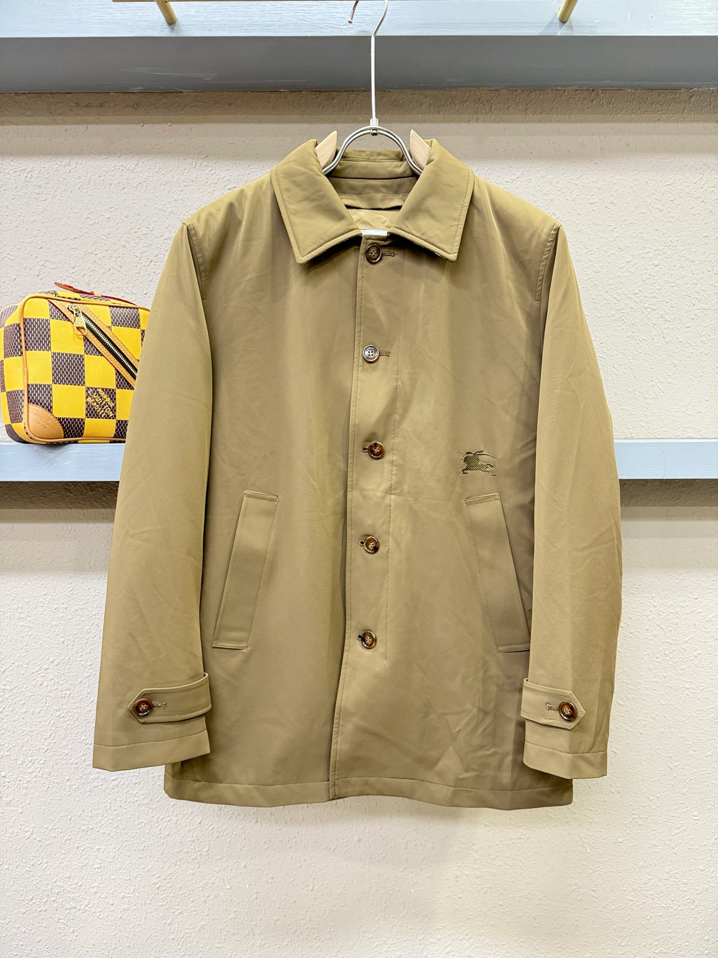 BURBERRY巴宝莉 2025新款羽绒服，秀场新品，品相非常完美，专柜高科技防水面料，内里90%白鹅绒