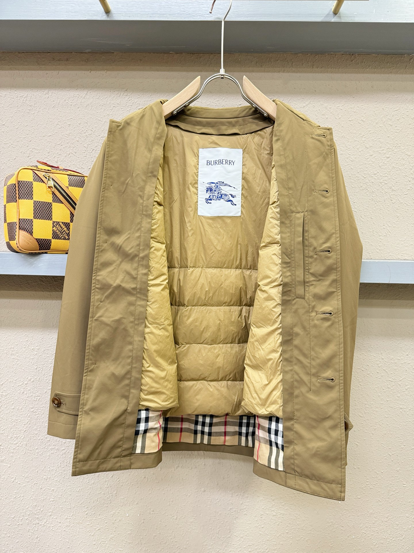 BURBERRY巴宝莉 2025新款羽绒服，秀场新品，品相非常完美，专柜高科技防水面料，内里90%白鹅绒